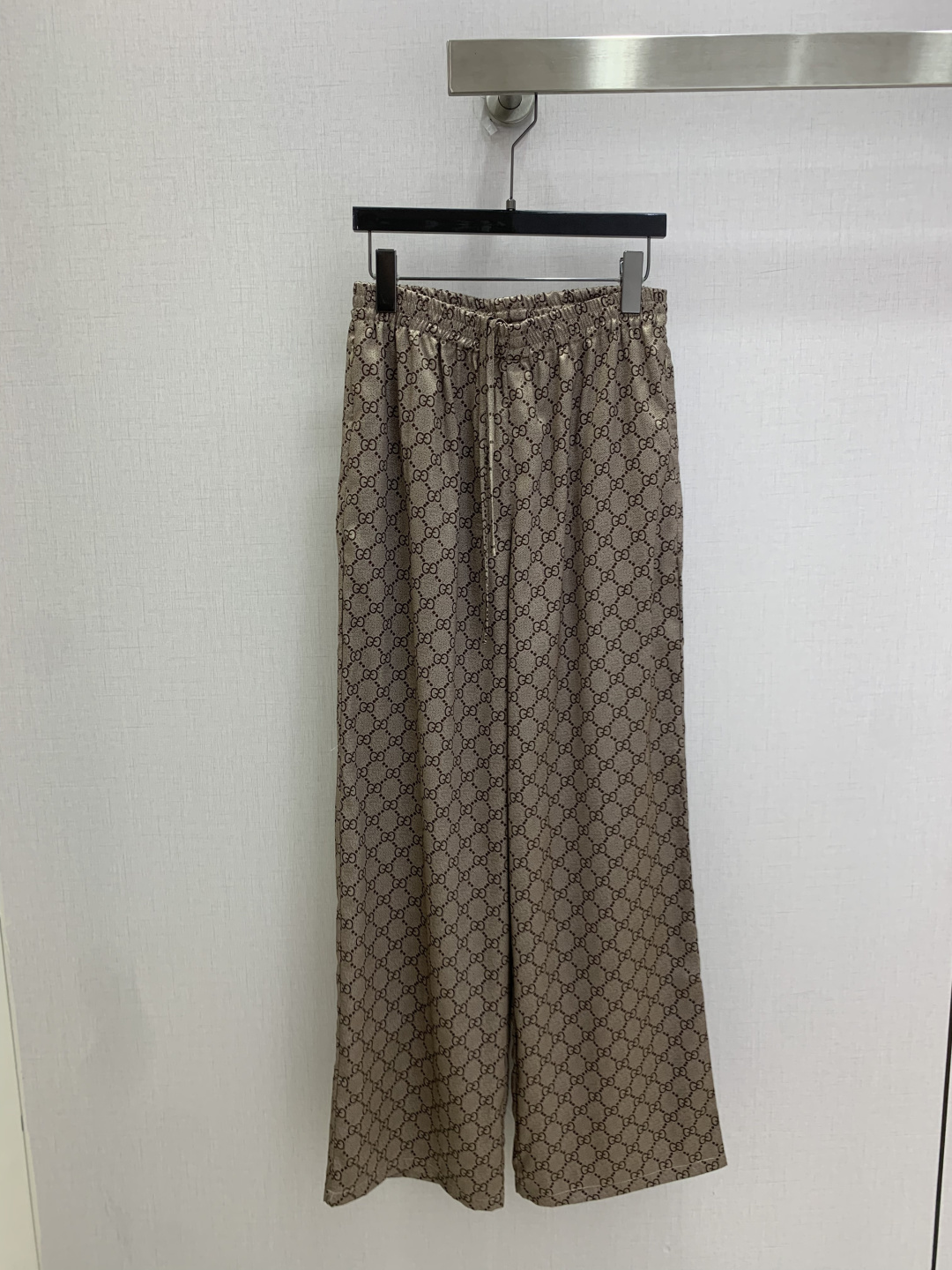 NO:933412,Highly recommended 26 spring and summer new style, presbyopic wide-leg trousers, elastic waist wide-leg trousers, presbyopic double G print decoration, casual and elegant, one color, SML code, high quality,,19860909强烈推荐 26春夏新款 老花阔腿长裤 橡筋腰阔腿裤 老花双G印花装饰 休闲大方 一个色 SML码 高品质,,,Women's clothing