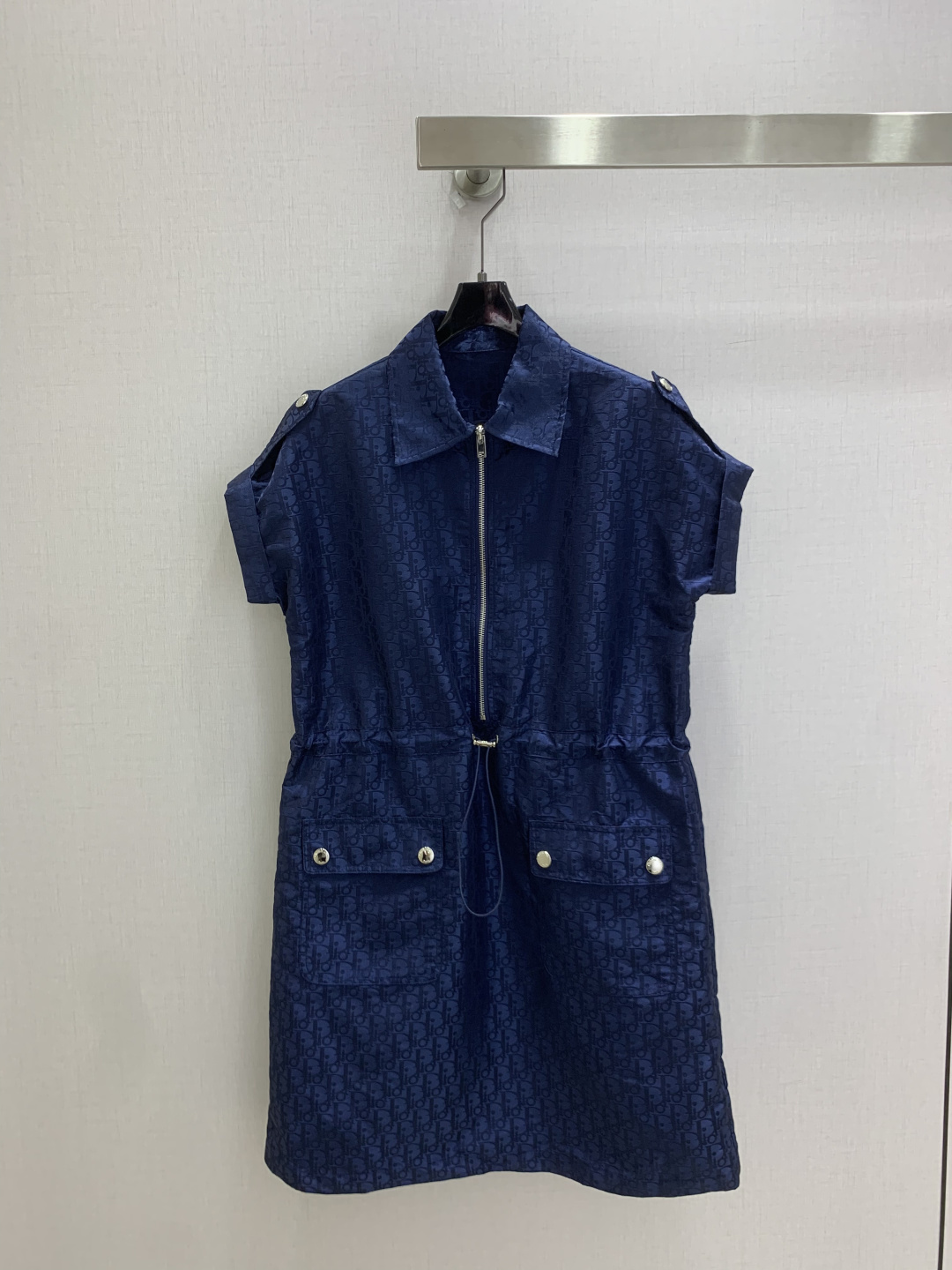 NO:933292,Highly recommended 26 spring and summer new model. Dark pattern half-zip pocket dress. Low-key dark pattern jacquard all over the body. Half-open zipper design in the front. Built-in drawstring at the waist to freely tighten the waistline. Duplex large pockets on the front body with metal buttons. Short skirt length, comfortable for walking and taking photos. Two colors. SML code. High quality,,skirts,19860909强烈推荐 26春夏新款 暗纹半拉链口袋连衣裙 通体满印低调暗纹提花 前中半开拉链设计 腰部内置抽绳自由收束腰线 前身双工装大口袋搭配金属纽扣 短款裙长行走自在拍照氛围感拉满 两个色 SML码 高品质,,skirts,,Women's clothing