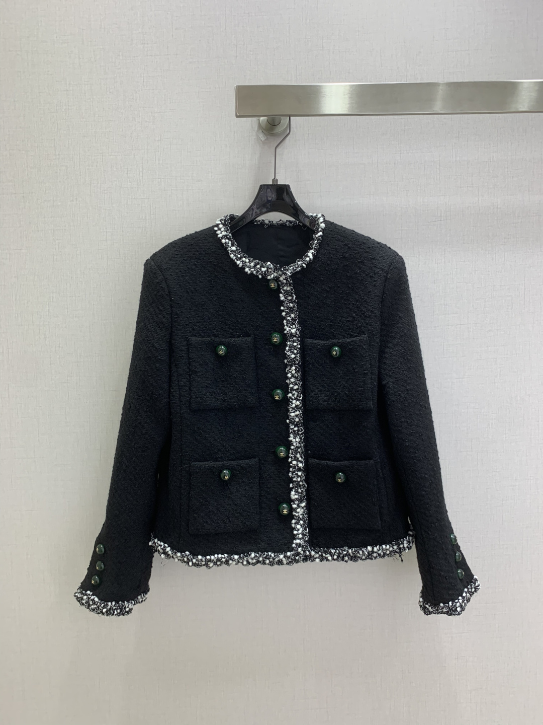 NO:933382,Highly recommended for early autumn 26, the piping tweed jacket is a classic black tweed jacket with a small fragrance style. The black base tone is calm and high-end. The silver woven thread piping outlines a unique and exquisite outline. It is matched with warm emerald buttons to blend elegance and nobility into every inch of the texture. The neat tailoring is suitable for many occasions. Whether it is commuting or dating, it can instantly enhance the quality of the outfit. The upper body seems to have its own French filter. Every gesture has a calm and relaxed feeling.  It is a timeless item worth cherishing in your wardrobe. One color SML code. High quality l, jackets & coats.19860909强烈推荐 26早秋新款 滚边粗花呢外套 经典黑色小香风粗花呢外套 黑色底调沉稳高级 银白织线滚边勾勒出独有的精致轮廓 搭配温润的祖母绿纽扣 把优雅与贵气揉进每一寸肌理 利落的剪裁适配多种场合 不管是通勤还是约会 都能瞬间拉高穿搭质感 上身仿佛自带法式滤镜 举手投足间都是从容的松弛感 是衣柜里值得珍藏的永恒单品 一个色SML码 高品质l,,jackets & coats,,Women's clothing