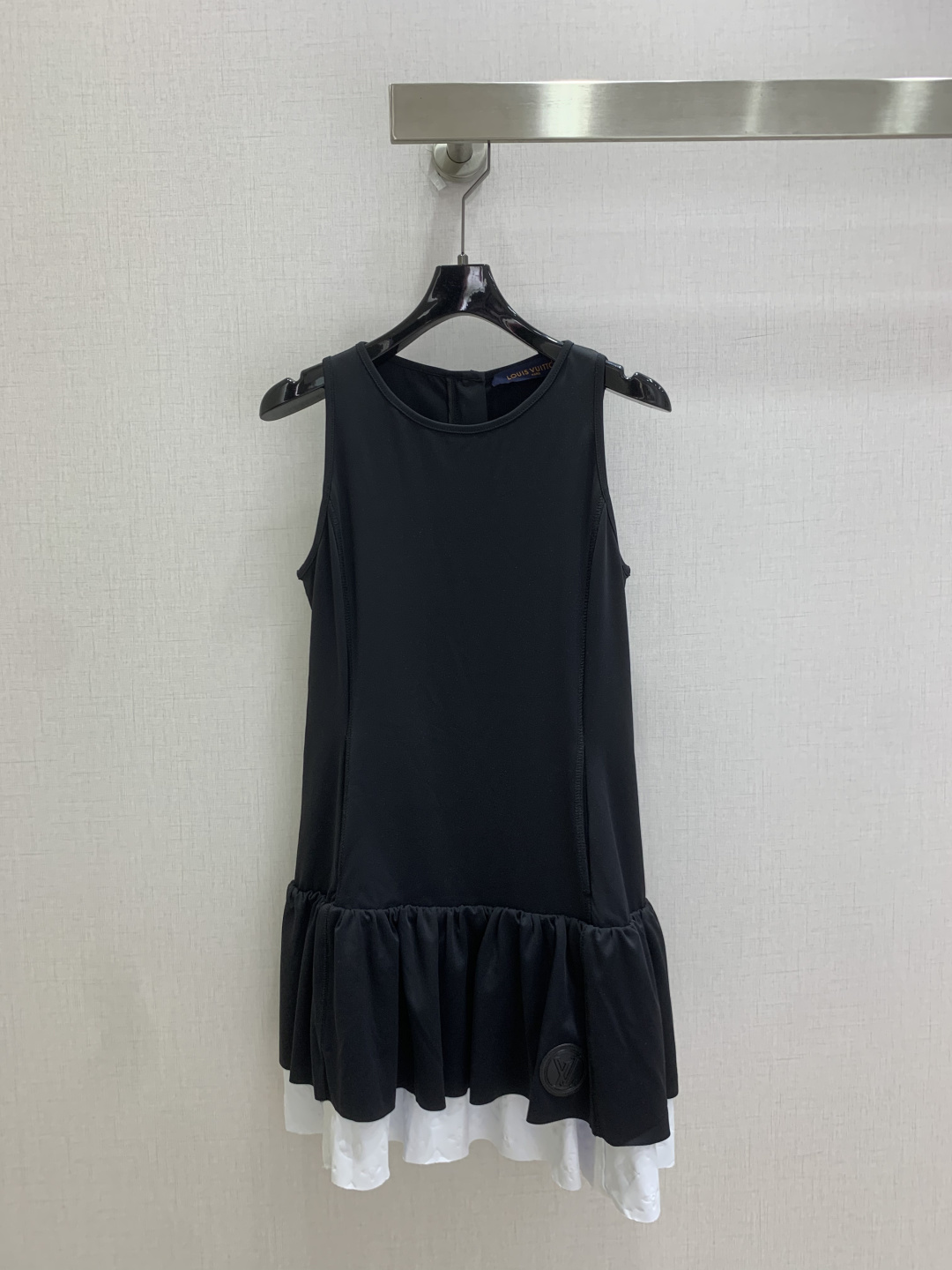 NO:944519,Highly recommended 26 spring and summer new style fake two-piece sleeveless dress with contrasting color and leather label logo sleeveless dress, fashionable, low-key, luxurious and high-end!  The style is versatile and not picky, and the quality of workmanship depends on the details. A must-have for white, rich and beautiful women!  One color SML code high quality,,skirts,19860909强烈推荐 26春夏新款 假两件撞色无袖皮标连衣裙 皮标logo无袖连衣裙 时髦低调气质又奢华高级！版型百搭不挑人,做工品质看细节.白富美必入！一个色 SML码 高品质,,skirts,,Women's clothing