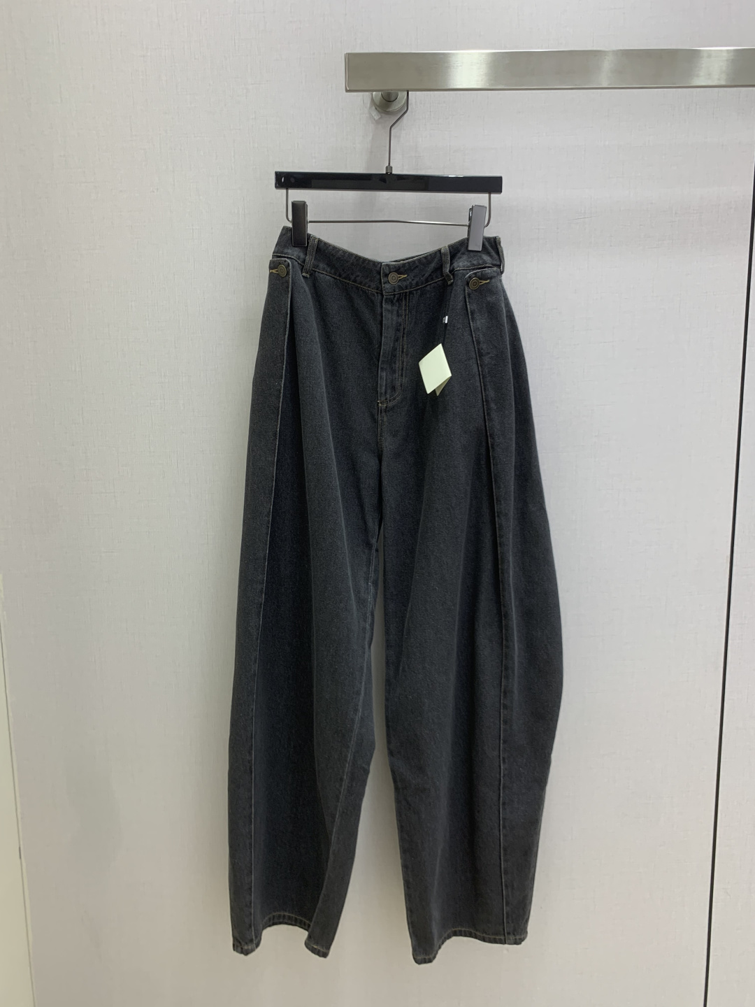 NO:944511,Highly recommended 26 spring and summer new style wide-leg denim trousers with split panels. Super fashionable. The upper body is cool and sassy with a unique color tone. The texture is delicate, the cotton feels natural, the muscles are strong, and super beautiful!  The details and workmanship are super good, new products are in stock, unboxed and available for grabs, two colors, SMLXL code, high quality,,19860909强烈推荐 26春夏新款 分割搭片阔腿牛仔长裤 超时髦 个性色调上身又酷又飒爽 纹理细腻,棉感自然,有筋骨感,超级漂亮！细节做工超级好,新品现货开箱开抢 两个色 SMLXL码 高品质,,,Women's clothing