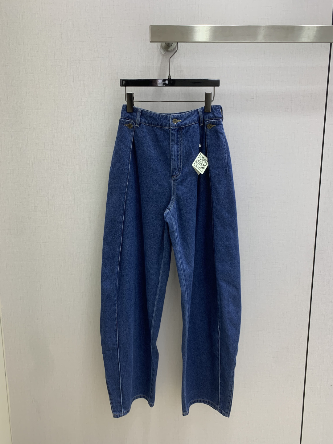 NO:944476,Highly recommended 26 spring and summer new style wide-leg denim trousers with split panels. Super fashionable. The upper body is cool and sassy with a unique color tone. The texture is delicate, the cotton feels natural, the muscles are strong, and super beautiful!  The details and workmanship are super good, new products are in stock, unboxed and available for grabs, two colors, SMLXL code, high quality,,19860909强烈推荐 26春夏新款 分割搭片阔腿牛仔长裤 超时髦 个性色调上身又酷又飒爽 纹理细腻,棉感自然,有筋骨感,超级漂亮！细节做工超级好,新品现货开箱开抢 两个色 SMLXL码 高品质,,,Women's clothing