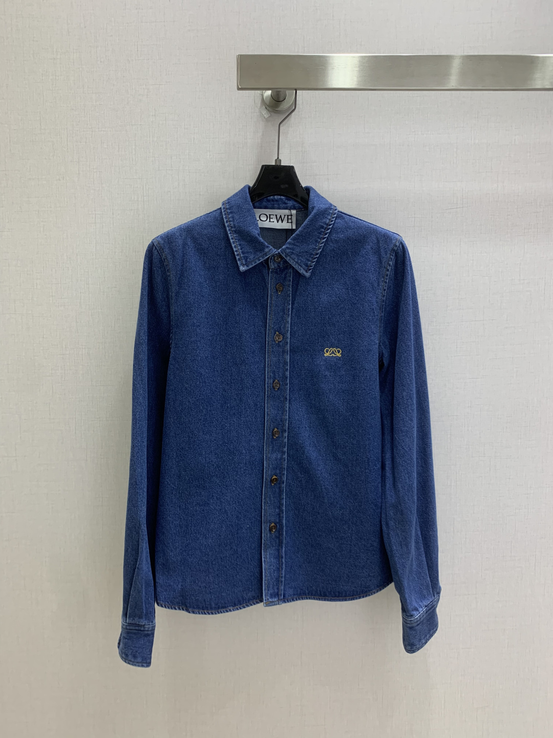 NO:944455,Highly recommended 26 spring and summer new embroidered lapel denim shirt. Super fashionable. The upper body is cool and sassy with a unique color tone. The texture is delicate, the cotton feels natural, the muscles are strong, and super beautiful!  The details and workmanship are super good, new products are in stock, unboxed and available for grabs, two colors, SMLXL code, high quality, shirts,19860909强烈推荐 26春夏新款 刺绣翻领牛仔衬衫 超时髦 个性色调上身又酷又飒爽 纹理细腻,棉感自然,有筋骨感,超级漂亮！细节做工超级好,新品现货开箱开抢 两个色 SMLXL码 高品质,,shirts,,Women's clothing