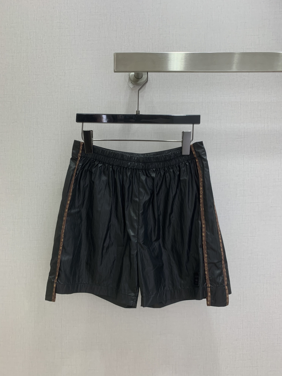 NO:944431,Highly recommended 26 spring and summer new style. Webbing elastic waist shorts. Widened and highly elastic elastic waist. Does not tighten the abdomen and accommodates various waist sizes. The sides are matched with retro presbyopia webbing. The square embossed leather label on the pants body is low-key and enhances the texture. The loose short pants style modifies thigh fat. Suitable for daily commuting and short trips. Two colors. SMLXL code. High quality,,shorts,19860909强烈推荐 26春夏新款 织带松紧腰短裤 加宽高弹松紧腰 不勒腹部包容各类腰围 侧边搭配复古老花织带 裤身方形压印皮标低调提升质感 宽松短款裤型修饰大腿赘肉 日常通勤、短途出游都适配 两个色 SMLXL码 高品质,,shorts,,Women's clothing