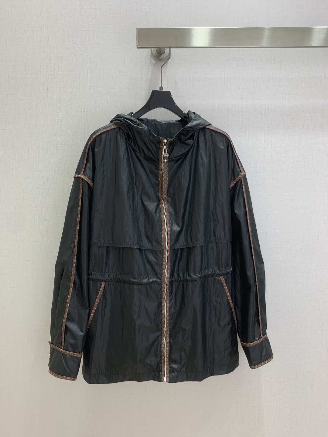 NO:944408,Highly recommended 26 spring and summer new style hooded and waisted jacket with retro brown leather edging for contrasting embellishments. Front metal zipper closure. Double-layer windshield design on the chest. Hooded workwear style. Drawstrings on both sides of the waist can be tightened freely. Loose shoulder sleeves do not restrict the arms. Elastic cuffs are windproof. Two colors. SMLXL code. High quality, jackets & coats, hats,19860909强烈推荐 26春夏新款 连帽收腰冲锋衣外套 全身复古棕色皮质包边做撞色点缀 前襟金属拉链开合 胸前双层挡风片设计 带帽工装版型 腰部双侧抽绳可自由收紧 宽松落肩袖不束缚手臂 袖口松紧收口防风 两个色 SMLXL码 高品质,,jackets & coats,hats,,Women's clothing