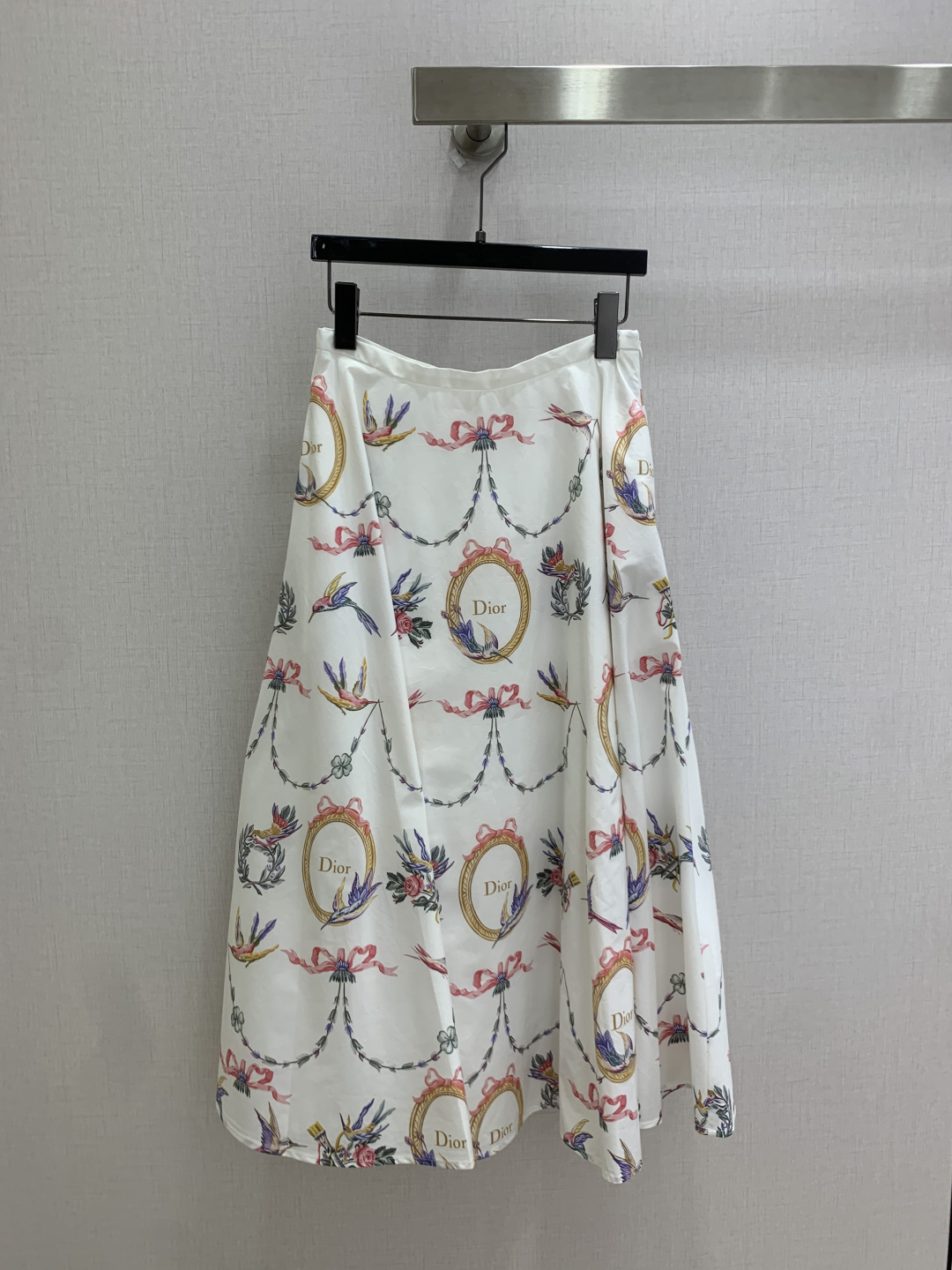 NO:944409,Highly recommended 26 spring and summer new model, long skirt with bird print, Chinese Valentine's Day limited edition, off-white base covered with colorful swallows, roses and gold edge brand photo frame printing, natural drape, elegant, smart and atmospheric when walking, one color, SMLXL code, high quality,,skirts,19860909强烈推荐 26春夏新款 飞鸟印花长半裙 七夕限定款 米白底铺满彩燕、玫瑰与金边品牌相框印花 走动时自然垂坠飘逸灵动有氛围感 一个色 SMLXL码 高品质,,skirts,,Women's clothing