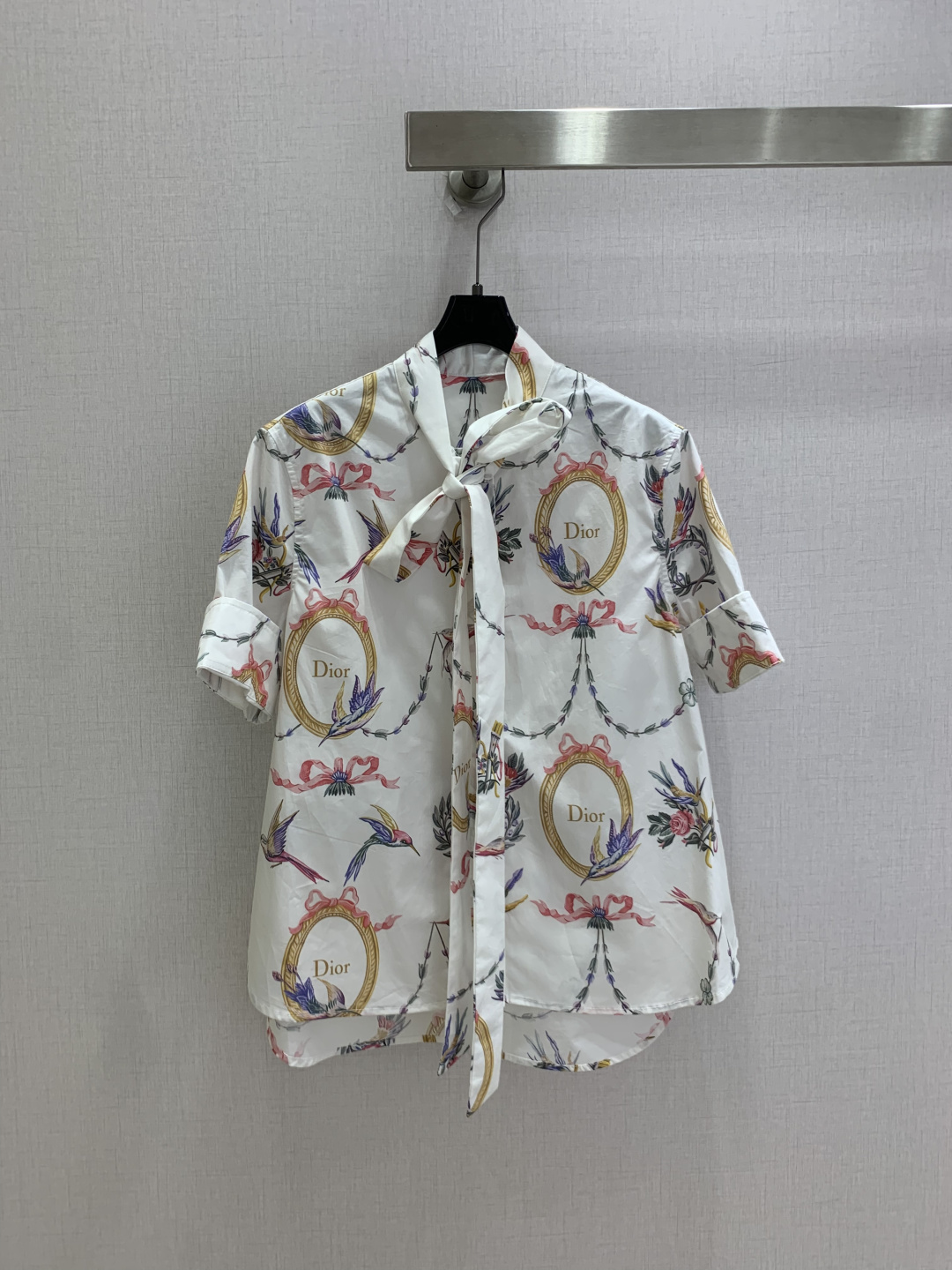 NO:944393,Highly recommended for spring and summer 26, bird print streamer short-sleeved shirt, positioning penetration printing, Chinese Valentine's Day limited edition, off-white base covered with colorful swallows, roses and gold edge brand photo frame print, fresh and soft color matching, bow tie ribbon on the neckline, draping fabric is not close-fitting and accommodates all kinds of body shapes, one color, SMLXL code, high quality, shirts, T-shirt,19860909强烈推荐 26春夏新款 飞鸟印花飘带短袖衬衫 定位渗透印花 七夕限定款 米白基底铺满彩燕、玫瑰与金边品牌相框印花 配色清新柔和 领口搭配蝴蝶结飘带 垂坠面料不贴身包容各类身形 一个色 SMLXL码 高品质,,shirts,T-shirt,,Women's clothing