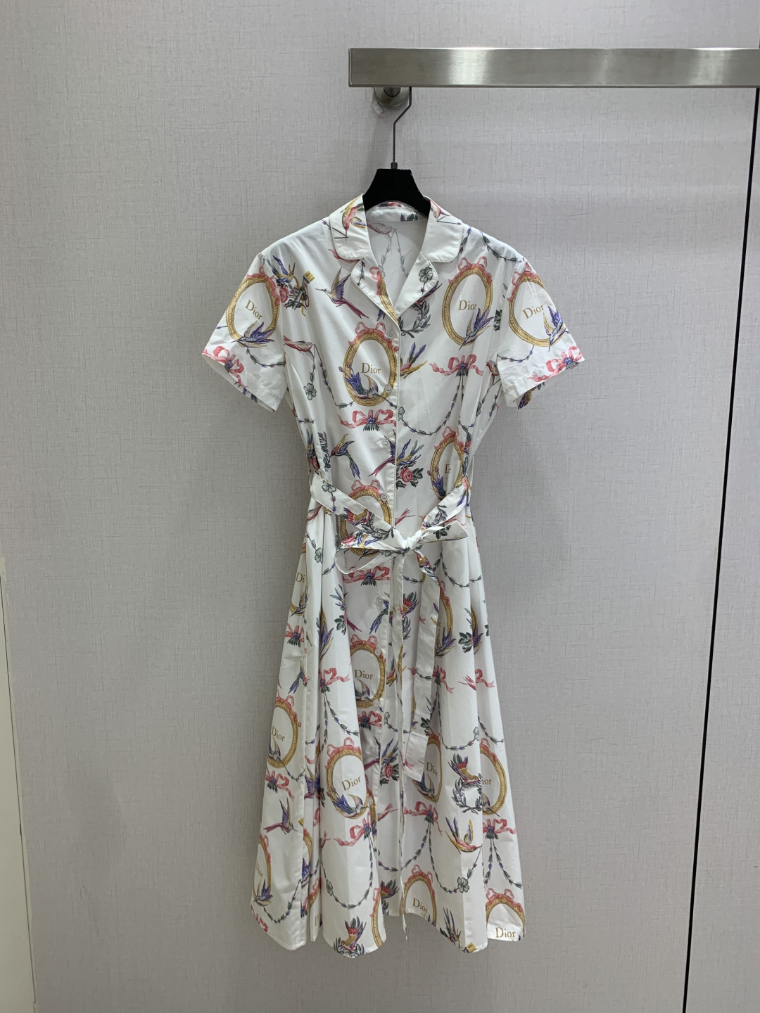NO:944378,Highly recommended for spring and summer 26. Bird print belted petticoat dress. Positioned penetration printing. Chinese Valentine's Day limited edition. The whole body is covered with colorful swallows, roses and gold edge brand photo frame printing. Lapel + short-sleeved shirt placket design. Single-row button closure on the front. Belt with the same fabric at the waist. Freely adjustable elastic to outline the waistline. Dating wear with a gentle and refined atmosphere. One color SMLXL code. High quality, skirts, shirts, T-shirt,19860909强烈推荐 26春夏新款 飞鸟印花腰带衬式连衣裙 定位渗透印花 七夕限定款 全身铺满彩燕、玫瑰与金边品牌相框印花 翻领+短袖衬衫门襟设计 前襟单排纽扣开合 腰间自带同面料绑带 自由调节松紧勾勒腰线 约会穿搭温柔精致氛围感十足 一个色 SMLXL码 高品质,,skirts,shirts,T-shirt,,Women's clothing
