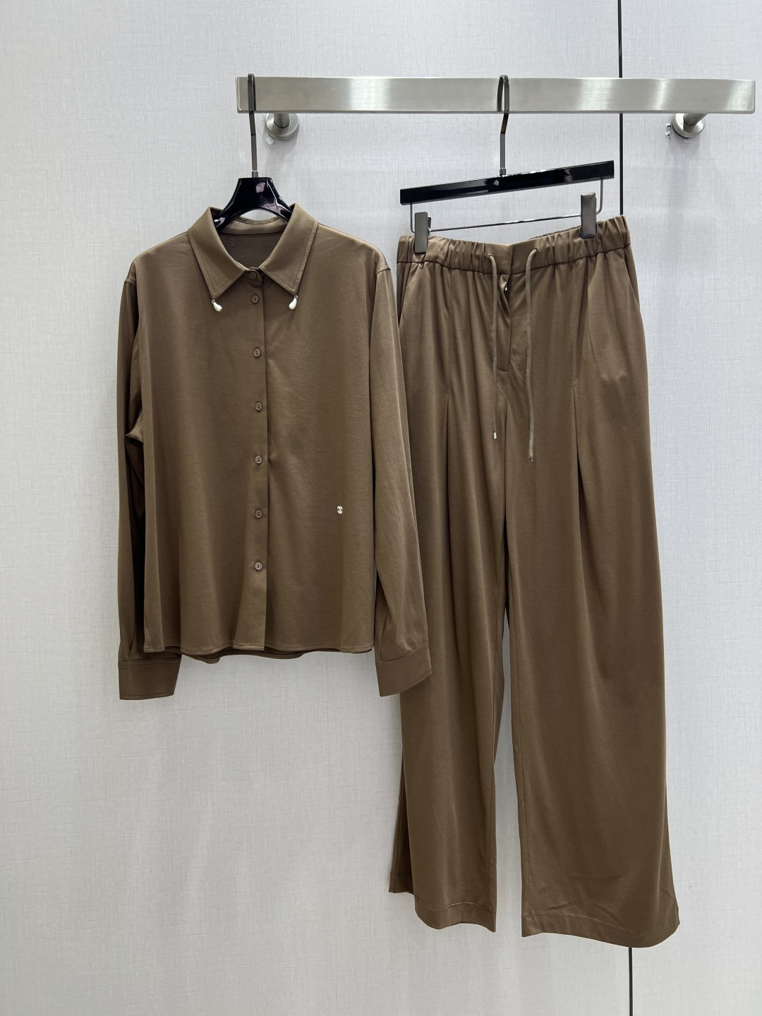 NO:947475,Highly recommended for spring and summer 26. Pendant drawstring trousers suit. Lapel long-sleeved shirt + elastic waist casual trousers suit. One set can be matched with the upper body to easily highlight the sense of style. Decorated with embroidered logo, the design tone is eye-catching. The texture is comfortable. The shape is not picky and the upper body is very slim. It also looks good separately. One set of upper body shows a lazy and casual handsome and high-end. Two colors SML code, high quality,,19860909强烈推荐 26春夏新款 吊坠抽绳长裤套装 翻领长袖衬衣+松紧腰休闲裤套装 一套搭配上身轻松凸显造型感 饰以刺绣徽标有设计调调吸睛效果十足 质感舒适 版型不挑人上身巨显瘦 分开搭配也很好看 一套上身演绎慵懒随性的帅气高级 两个色 SML码 高品质,,,Women's clothing