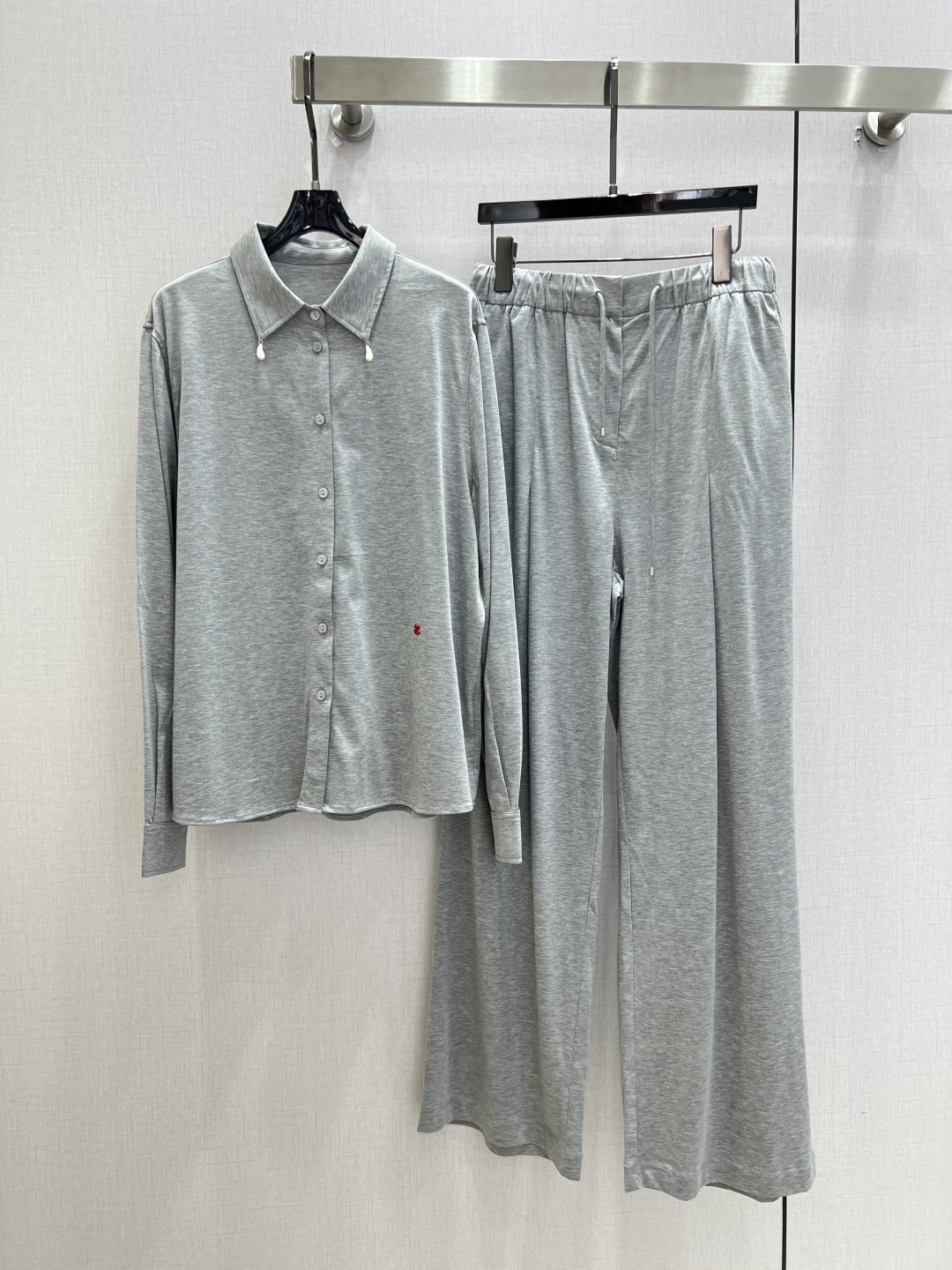 NO:947450,Highly recommended for spring and summer 26. Pendant drawstring trousers suit. Lapel long-sleeved shirt + elastic waist casual trousers suit. One set can be matched with the upper body to easily highlight the sense of style. Decorated with embroidered logo, the design tone is eye-catching. The texture is comfortable. The shape is not picky and the upper body is very slim. It also looks good separately. One set of upper body shows a lazy and casual handsome and high-end. Two colors SML code, high quality,,19860909强烈推荐 26春夏新款 吊坠抽绳长裤套装 翻领长袖衬衣+松紧腰休闲裤套装 一套搭配上身轻松凸显造型感 饰以刺绣徽标有设计调调吸睛效果十足 质感舒适 版型不挑人上身巨显瘦 分开搭配也很好看 一套上身演绎慵懒随性的帅气高级 两个色 SML码 高品质,,,Women's clothing