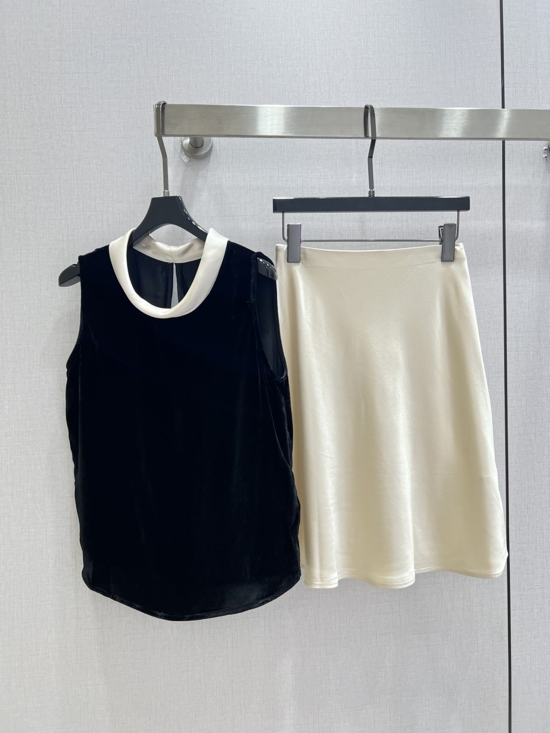NO:945790,Highly recommended 26 spring and summer new style. Contrast color collar vest top. Soft drape with matte high-grade luster. Off-white satin swing collar with contrasting splicing. Sleeveless tailoring. Back collar open button design. Hem slightly arc. Retro and gentle. Can be worn alone or layered. One color SML code. High quality.19860909强烈推荐 26春夏新款 撞色领背心上衣 柔和垂坠自带哑光高级光泽 米白缎面荡领撞色拼接 无袖剪裁 后领开扣设计 下摆微圆弧 复古温柔 单穿叠穿皆可 一个色 SML码 高品质,,,Women's clothing