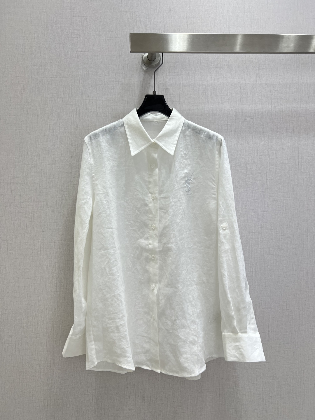 NO:947542,Highly recommended 26 spring and summer new embroidered lapel shirt. The fabric is made of 100% linen. It is simple yet fashionable. The upper body is full of laziness, and the sophistication is instantly up. It is a basic shirt that can be used for daily commuting and vacation, and it is easy to wear with a foreign style. Two colors SML code. High quality l,, shirts,19860909强烈推荐 26春夏新款 刺绣翻领衬衫 面料采用百分百亚麻材质 简约不失时尚 上身充满慵懒感,精致度瞬间up 日常通勤度假都可驾驭的基础衬衣,轻松穿搭出洋气感 两个色 SML码 高品质l,,shirts,,Women's clothing