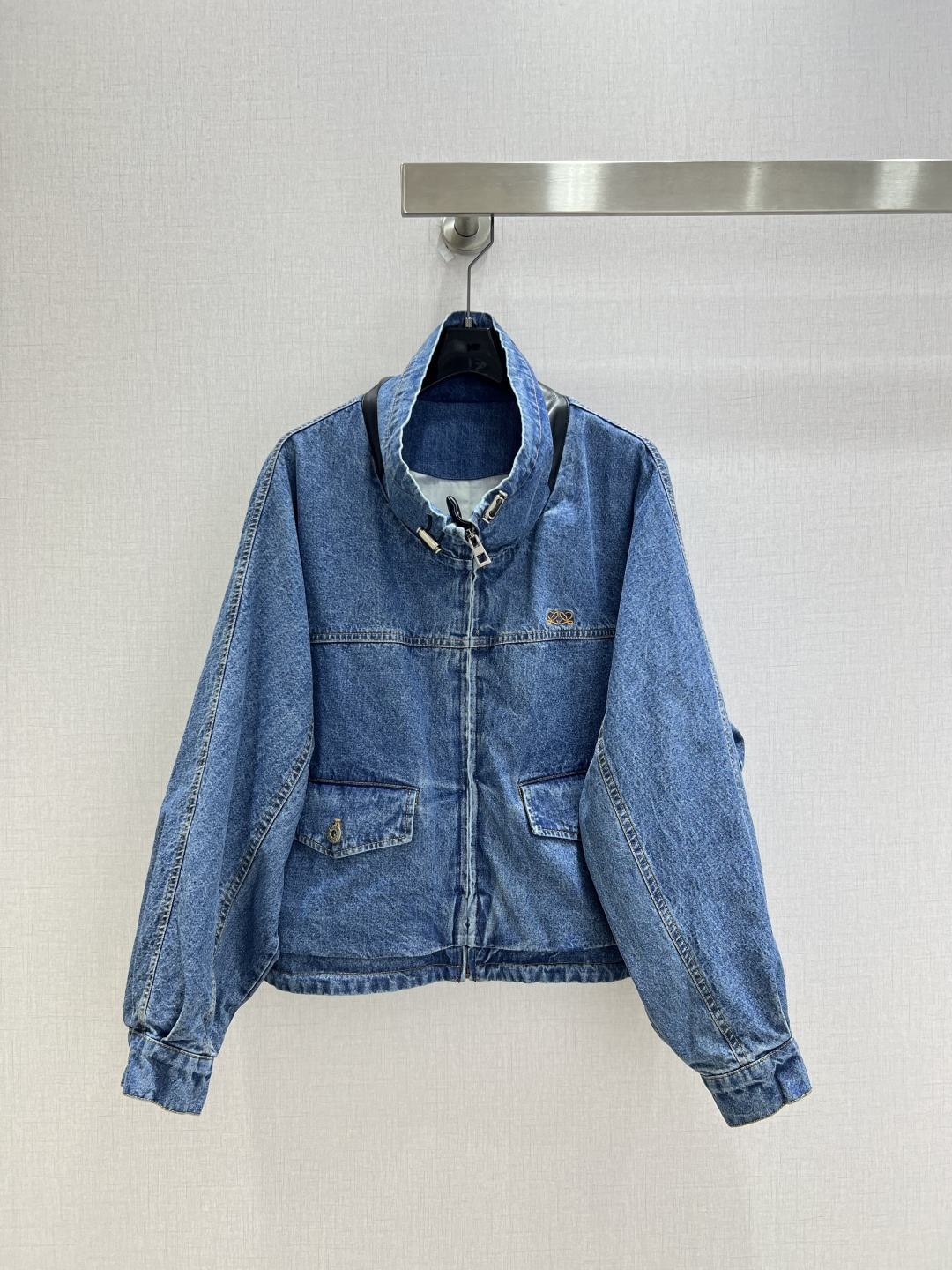NO:945816,Highly recommended for spring and summer 26, stand-up collar, leather-trimmed denim jacket, washed distressed blue denim, black smooth lambskin trim strips on both sides of the collar, long sleeves with lantern cuffs, high stand-up collar with double metal buckle drawstring, full zipper closure on the front, symmetrical double patch pockets on the front, metal contrast buttons on the flap, topstitched denim stitching, neat stitching, two styles for commuting and streetwear, one color, SMLXL code, high quality,,jackets &  coats,jackets & coats,sheepskin,19860909强烈推荐 26春夏新款 立领皮边牛仔夹克外套 水洗做旧蓝色牛仔布 领口两侧拼接黑色光滑小羊皮饰条 灯笼收口长袖 高立领搭配双金属卡扣抽绳 正面全拉链开合 前身对称双贴袋 袋盖配金属撞色纽扣 明线牛仔车缝工艺 走线工整 通勤街头两种风格随意切换 一个色 SMLXL码 高品质,,jackets & coats,jackets & coats,sheepskin,,Women's clothing