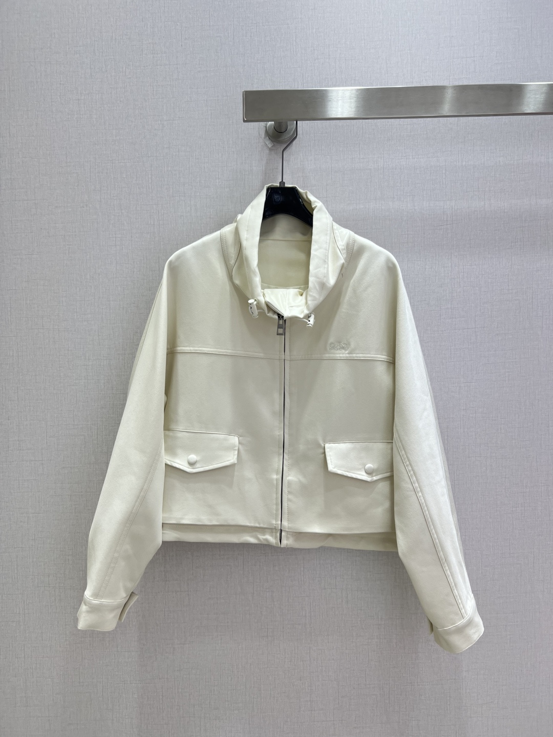 NO:945852,Highly recommended 26 spring and summer new style, stand-up collar work jacket, crisp anti-wrinkle twill fabric, dark embroidered Anagram logo on the chest, high stand tie with adjustable drawstring, full front zipper + symmetrical snap button work pockets, dropped shoulders, loose short cut, neat and tall, suitable for commuting and leisure, two colors SMLXL code, high quality,,jackets & coats,jackets & coats,ties,19860909强烈推荐 26春夏新款 立领工装夹克外套 挺括抗皱斜纹面料 胸口暗绣Anagram标识 高立领带可调节抽绳 前襟全拉链+对称按扣工装口袋 落肩宽松短款剪裁 利落显高 通勤休闲都适配 两个色 SMLXL码 高品质,,jackets & coats,jackets & coats,ties,,Women's clothing