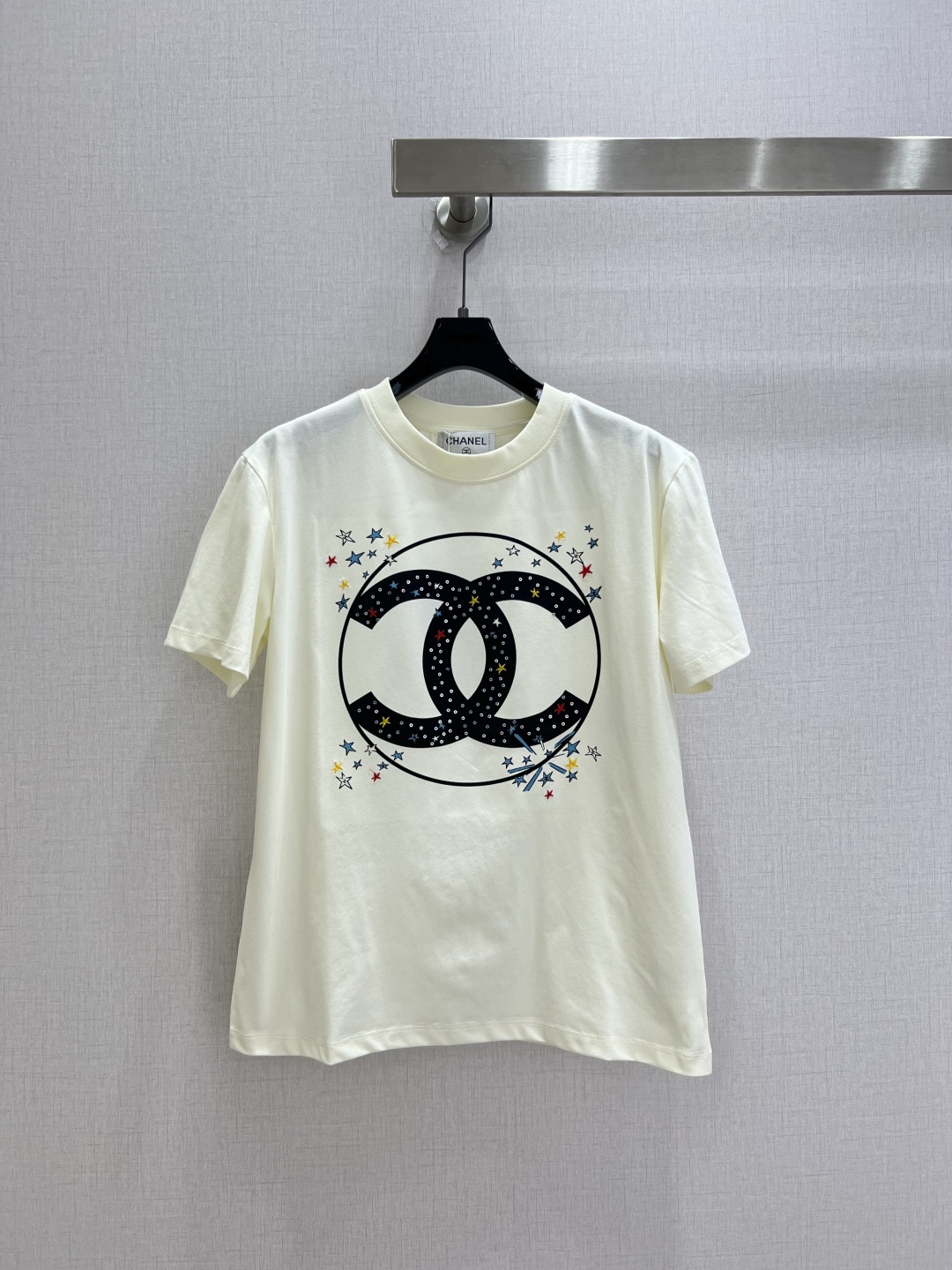 NO:947511,Highly recommended 26 spring and summer new style embroidered five-pointed star double C letter short-sleeved T-shirt. High-end fabrics. Versatile version. Whoever wears it will know how comfortable the touch of the upper body is. The classic colors are temperamental and high-end, a must-have for daily wear. One color SML code. High quality, T-shirt, tees, t-shirt,19860909强烈推荐 26春夏新款 刺绣五角星双C字母短袖T恤 高订面料 百搭版型 上身的触感谁穿谁知道的舒服 经典颜色都是气质又高级,日常穿搭必备 一个色 SML码 高品质,,T-shirt,tees，t-shirt,,Women's clothing