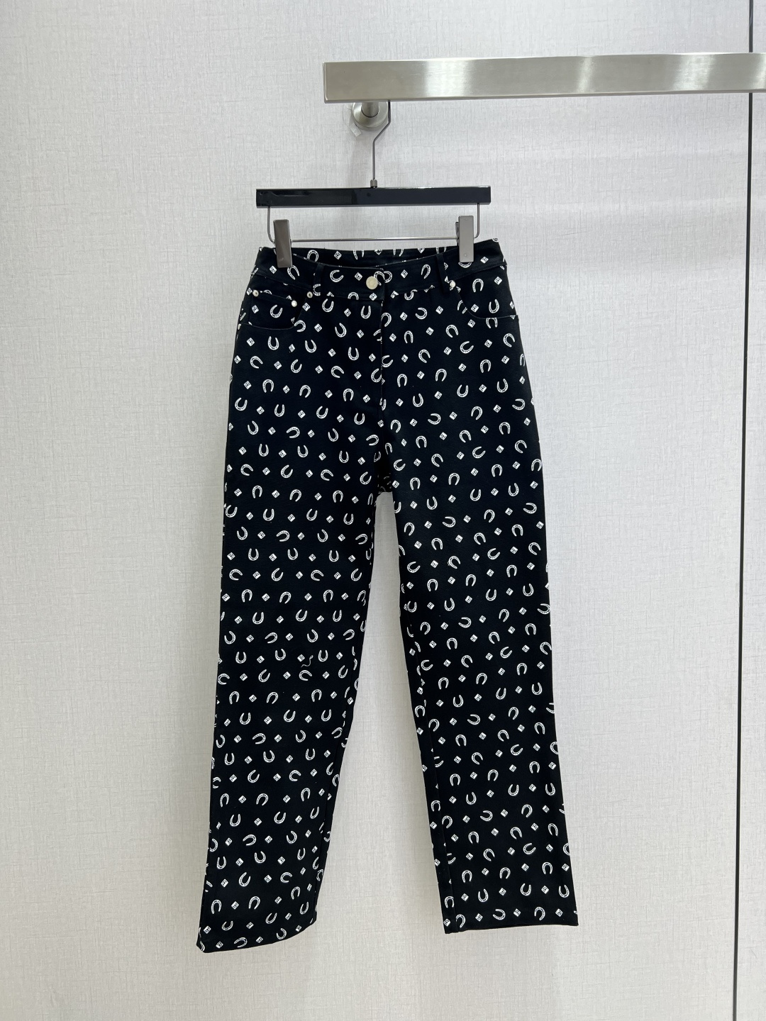 NO:945745,Highly recommended 26 spring and summer new pattern printed straight trousers produced by Rocket Speed!  The whole piece is three-dimensional tailoring. It is all-round and exquisite. It super covers the flesh and makes the body look slimmer. It is very simple to wear and gives a refreshing and fashionable sense of high-end. It is elegant and fashionable in daily life. It is very versatile. The color is very beautiful. The fabric is high-end and textured. Two colors. SMLXL code. High quality.19860909强烈推荐 26春夏新款 图案印花直筒长裤 火箭速度出品！整件立体剪裁 全方位精致做上身超级遮肉显瘦 超拉腿部比例 简简单单 穿出清爽时髦的高级感 日常优雅又时髦巨百搭 颜色很好看 面料高级又有质感 两个色 SMLXL码 高品质,,,Women's clothing
