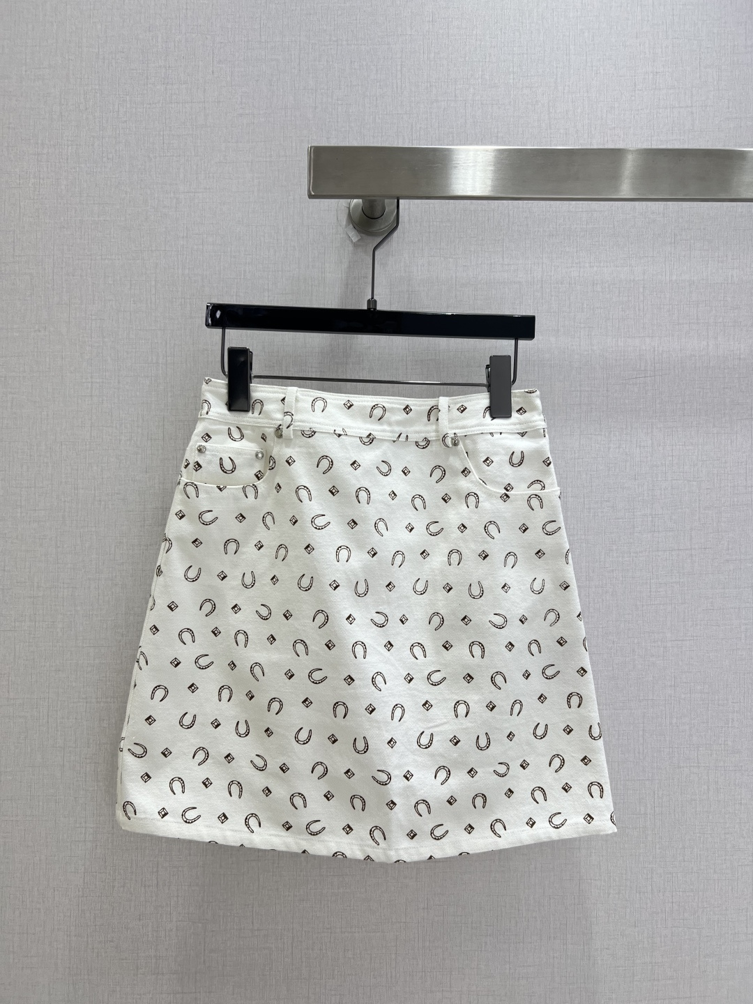 NO:945718,Highly recommended 26 spring and summer new pattern printed zipper skirt produced by Rocket Speed!  The whole piece is three-dimensional tailoring. It is all-round and exquisite. It super covers the flesh and makes you look slimmer. It is super slimming for the legs. It is simple. It gives a refreshing and fashionable sense of high-end. It is elegant and fashionable in daily life. It is very versatile. The color is very beautiful. The fabric is high-end and textured. Two colors. SMLXL code. High quality,,skirts,19860909强烈推荐 26春夏新款 图案印花拉链半裙 火箭速度出品！整件立体剪裁 全方位精致做上身超级遮肉显瘦 超拉腿部比例 简简单单 穿出清爽时髦的高级感 日常优雅又时髦巨百搭 颜色很好看 面料高级又有质感 两个色 SMLXL码 高品质,,skirts,,Women's clothing