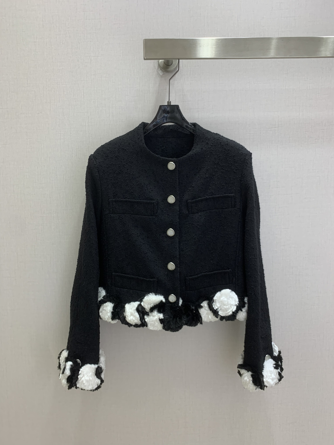 NO:945696,Highly recommended for early autumn 26, three-dimensional pom-pom flower tweed jacket. G-Dragon’s classic black short jacket with small fragrance from the gold and silver show. Advanced custom-made tweed fabric with delicate texture. Clean round neck with silver round buckle. Simple and elegant. The hem and cuffs are spliced with three-dimensional contrasting pom-pom flowers. The black and white plush layering is full. It neutralizes the dullness of pure black. It is gentle and flexible. The short version raises the waistline and easily optimizes the body proportions.  Easily wear a sophisticated look. Tweed has a retro texture. Suitable for daily commuting and dating. The niche flower design bids farewell to clashing styles. It is low-key and full of hidden secrets. It has the right balance of sweetness and coolness. One color SML code. High quality, jackets & coats,19860909强烈推荐 26早秋新款 立体毛球花朵粗呢外套 权志龙金高银秀场同款经典黑小香短款外套 高级定制粗花呢面料自带细腻肌理 利落圆领搭配银色圆扣 简约大气 衣摆与袖口拼接立体撞色毛球花朵 黑白毛绒层次感拉满 中和了纯黑的沉闷 温柔又灵动 短款版型拉高腰线 轻松优化身材比例 轻松穿出精致千金感 粗花呢自带复古质感 日常通勤、约会都适配 小众花朵设计告别撞款 低调又藏着满满的小心机 甜酷平衡得刚刚好 一个色 SML码 高品质,,jackets & coats,,Women's clothing