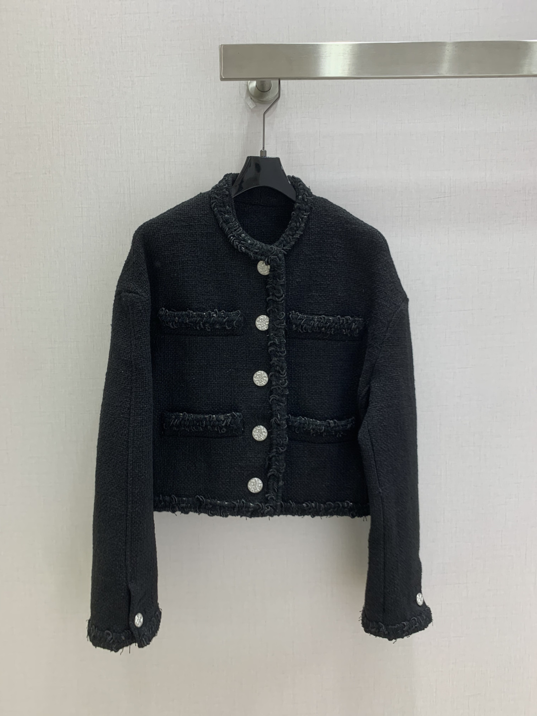 NO:945719,Highly recommended 26 early autumn new style raw edge tweed jacket. It is made of textured woven fabric with a high-end matte texture. The whole circle of raw edge tassels outlines the body, round neck and pockets. It is casual and lazy. The metal embossed silver buckle is exquisite and eye-catching. The multi-button design on the placket and cuffs is full of details. The four decorative pockets are both beautiful and practical. The neat short cut cleverly raises the waistline and optimizes body proportions. It can be easily controlled by small people. The pure black background is low-key and elegant.  Suitable for a variety of outfits. The fabric is thick and crisp. The simple and retro style is age-appropriate. Suitable for daily commuting, dates and outings. One piece unlocks a variety of atmospheres. The classic style can be worn year after year. One color SML code. High quality, jackets & coats,19860909强烈推荐 26早秋新款 毛边粗花呢外套 采用肌理感十足的编织面料自带高级哑光质感 整圈毛边流苏勾勒衣身、圆领与口袋 随性慵懒 金属浮雕银扣精致亮眼 门襟、袖口多扣设计细节感拉满 四个装饰口袋兼顾美观与实用 利落短款剪裁巧妙拉高腰线 优化身材比例 小个子也能轻松驾驭 纯黑底色低调大气 适配多种穿搭 面料厚实挺括 简约复古的版型不挑年龄 日常通勤、约会出游都适配 一件解锁多种氛围感 经典款年年穿都耐看 一个色 SML码 高品质,,jackets & coats,,Women's clothing