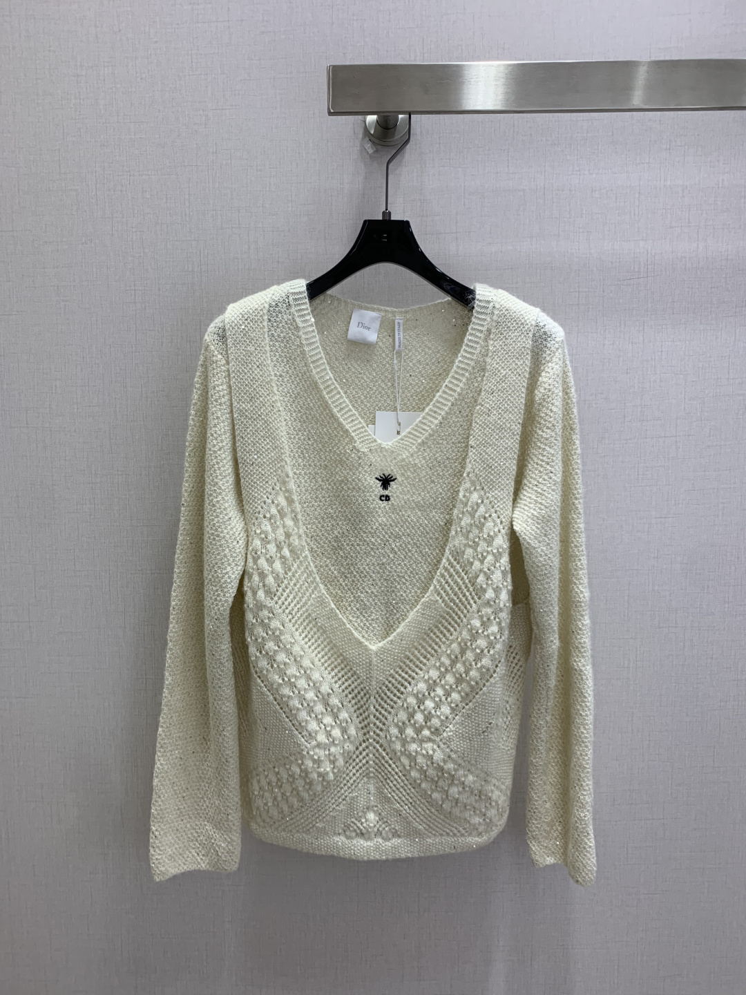 NO:945731,Highly recommended 26 early autumn new model. Fake two-piece knitted long-sleeved top. Classic beige French fake two-piece knit. Delicate wool blended fabric with fine shreds of glitter. The light sweeps through with fine starlight. Low-key but not exaggerated. The diamond-shaped hollow cable work is fully layered. The V-neck tailoring softly modifies the neck line. Exquisite bee embroidery on the chest. Low-key logo brand texture. The short version raises the waistline. Soft and transparent knitted texture, full of autumn and winter atmosphere.  The unintentional sense of relaxation of a wealthy daughter. Gentle and noble natal knitting. One color. SML code. High quality.19860909强烈推荐 26早秋新款 假两件针织长袖上衣 经典米色法式假两件针织 细腻羊毛混纺织面料细碎闪片 光线扫过自带细碎星光 低调不浮夸 菱形镂空绞花工艺层次十足 V领剪裁柔和修饰脖颈线条 胸口精致小蜜蜂刺绣 低调标识品牌质感 短款版型拉高腰线 软糯通透的针织肌理 秋冬氛围感拉满 不刻意的富家千金松弛感 温柔又显贵的本命针织 一个色 SML码 高品质,,,Women's clothing