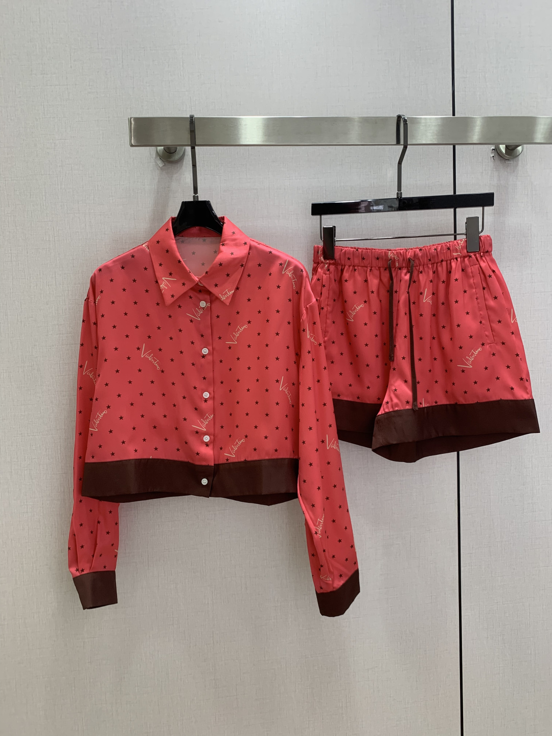 NO:944399,Highly recommended 26 spring and summer new style, all-over printed five-pointed star contrasting color shorts set, classic style, fell in love at first sight, the version design can modify the neck line very well, the upper body temperament is immediately improved, custom buttons, the version is very beautiful on the upper body, the color is super white, one color SML code, high quality,,shorts,19860909强烈推荐 26春夏新款 满印五角星撞色短裤套装 经典造型 一眼就爱上了,版型设计能很好的修饰颈部线条,上身气质立马提升,定制纽扣,版型上身巨好看,颜色超显白 一个色 SML码 高品质,,shorts,,Women's clothing