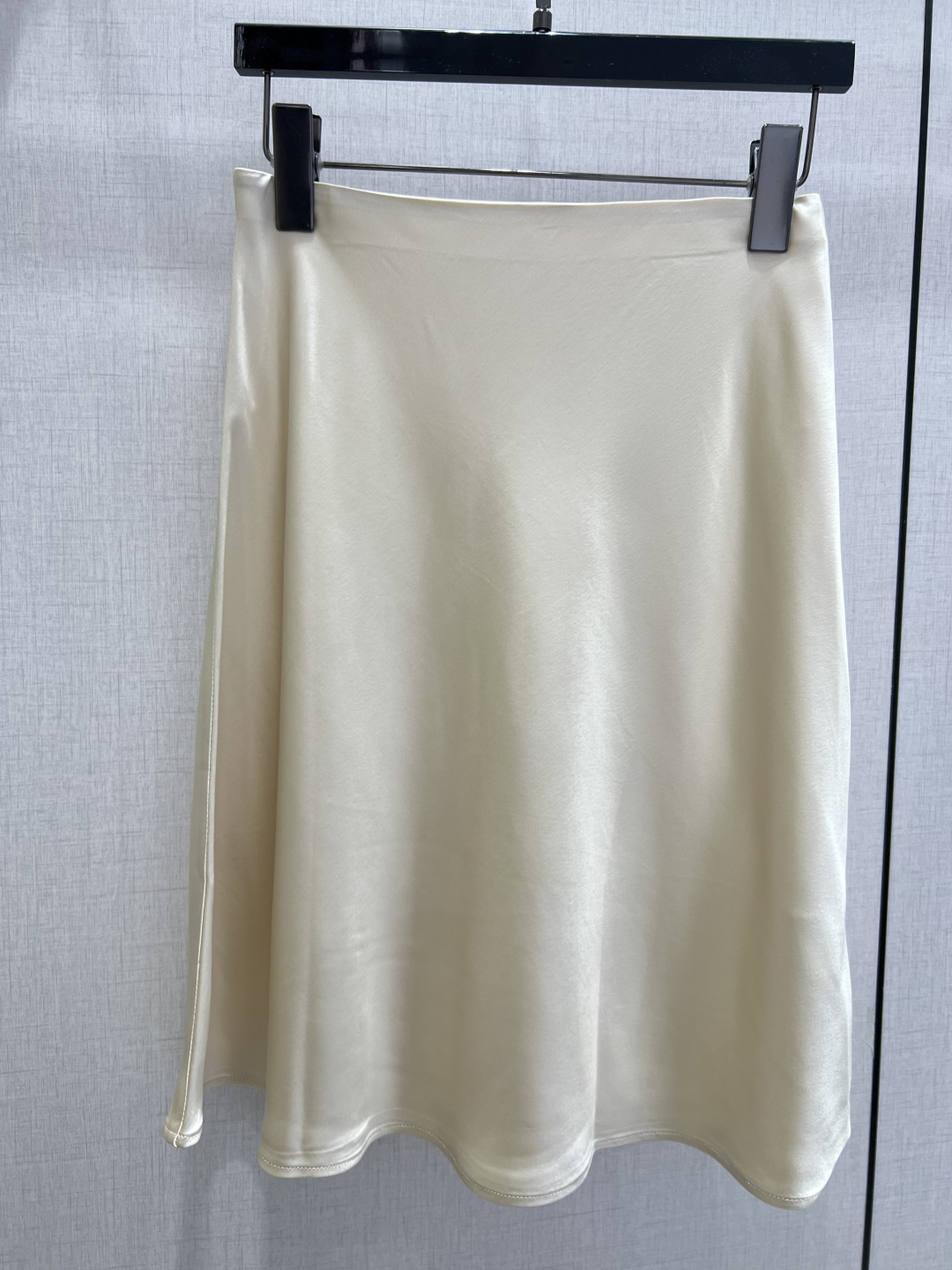 NO:945778,Highly recommended 26 spring and summer new styles, minimalist skirt, soft and delicate, not cheap, high waist, seamless waistband, loose A-line hem, draped to cover the crotch and hide the legs, solid color basic versatile top, gentle style for commuting, one color SML code, high quality,,skirts,19860909强烈推荐 26春夏新款 极简半裙 柔光细腻不廉价 高腰无痕腰头 宽松A字伞摆 垂顺遮胯藏腿 纯色基础款百搭上衣 通勤温柔风 一个色 SML码 高品质,,skirts,,Women's clothing