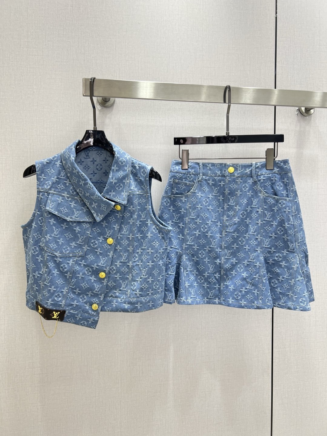 NO:947318,Highly recommended 26 spring and summer new style, presbyopic denim fishtail skirt suit, washed light blue denim bottom with classic presbyopic dark pattern printed all over, sleeveless lapel vest with diagonal retro gold buckle, leather label chain embellishment on the side; high waisted fishtail skirt, three-dimensional work pockets, the whole set reduces age and makes you look noble, light luxury commuting pair for hot girls, one color SML code, high quality,,skirts,19860909强烈推荐 26春夏新款 老花牛仔鱼尾半裙套装 水洗浅蓝牛仔底满印经典老花暗纹 无袖翻领马甲搭配斜排复古金扣 侧边皮标链条点缀；高腰鱼尾半裙 立体工装口袋 整套减龄显贵 辣妹轻奢通勤双适配 一个色 SML码 高品质,,skirts,,Women's clothing