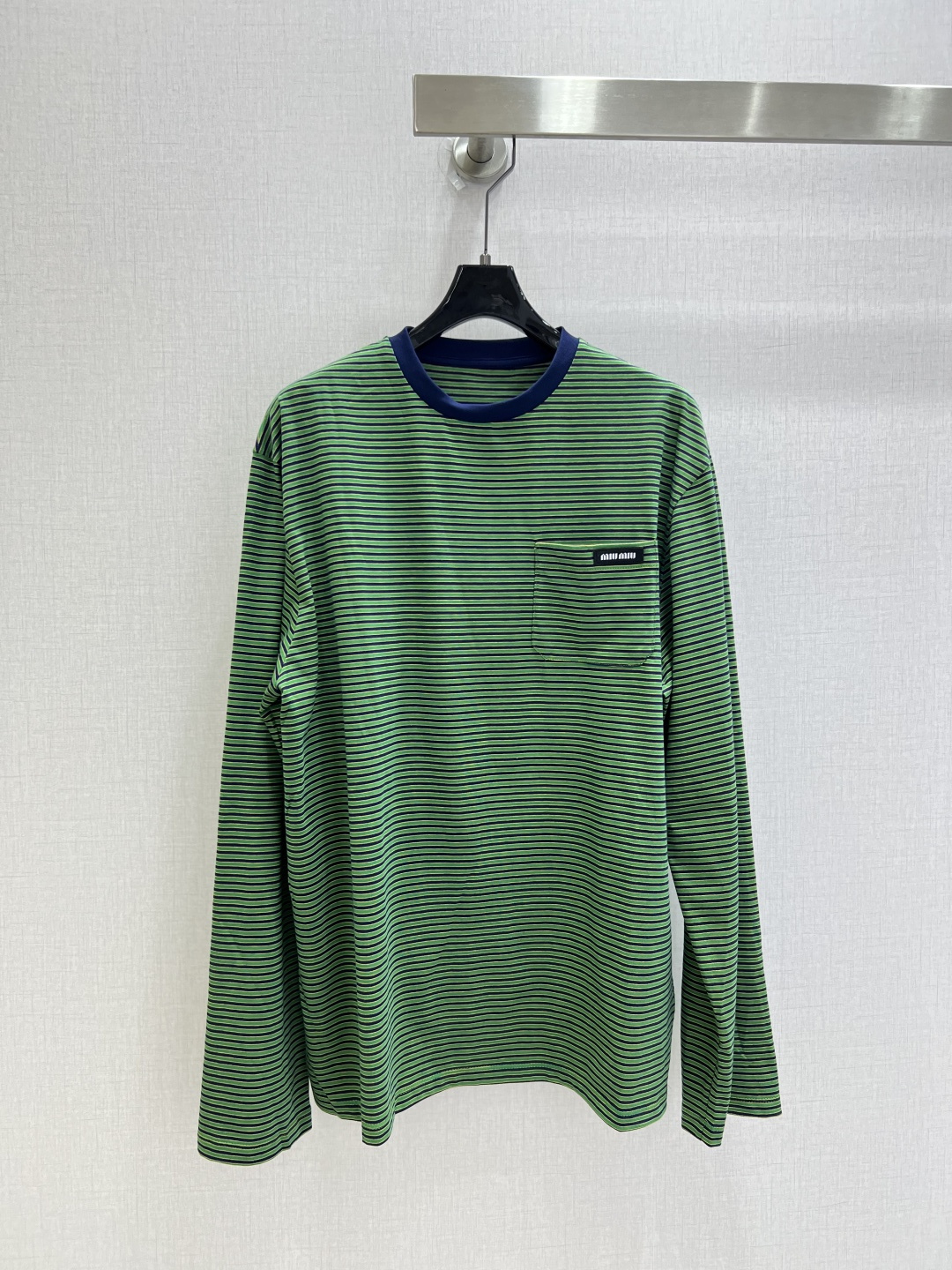 NO:949008,Highly recommended 26 spring and summer new style contrasting striped long-sleeved top. This jersey top is inspired by college style. The color matching outlines the exquisite striped pattern. The men's silhouette is designed for easy layering. One color SML code High quality,,19860909强烈推荐 26春夏新款 撞色条纹长袖上衣 这款平纹针织上衣汲取学院风灵感,配色勾勒精致条纹图案,男装廓形设计便于叠搭造型.一个色 SML码 高品质,,,Women's clothing
