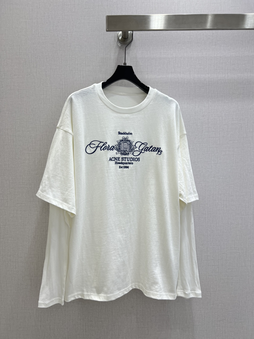 NO:948932,Highly recommended 26 spring and summer new embroidered short-sleeved top. This fake two-piece short-sleeved T-shirt is made of soft pure cotton, breathable and skin-friendly, super comfortable to wear in summer!  Creamy white + retro blue embroidery, full of British atmosphere. One color SML code, high quality, T-shirt, tees, t-shirt,19860909强烈推荐 26春夏新款 刺绣短袖上衣 这款假两件短袖T恤,采用柔软纯棉,透气亲肤,夏天穿超舒服！奶白色＋复古蓝色刺绣,英伦氛围感满满.一个色 SML码 高品质,,T-shirt,tees，t-shirt,,Women's clothing