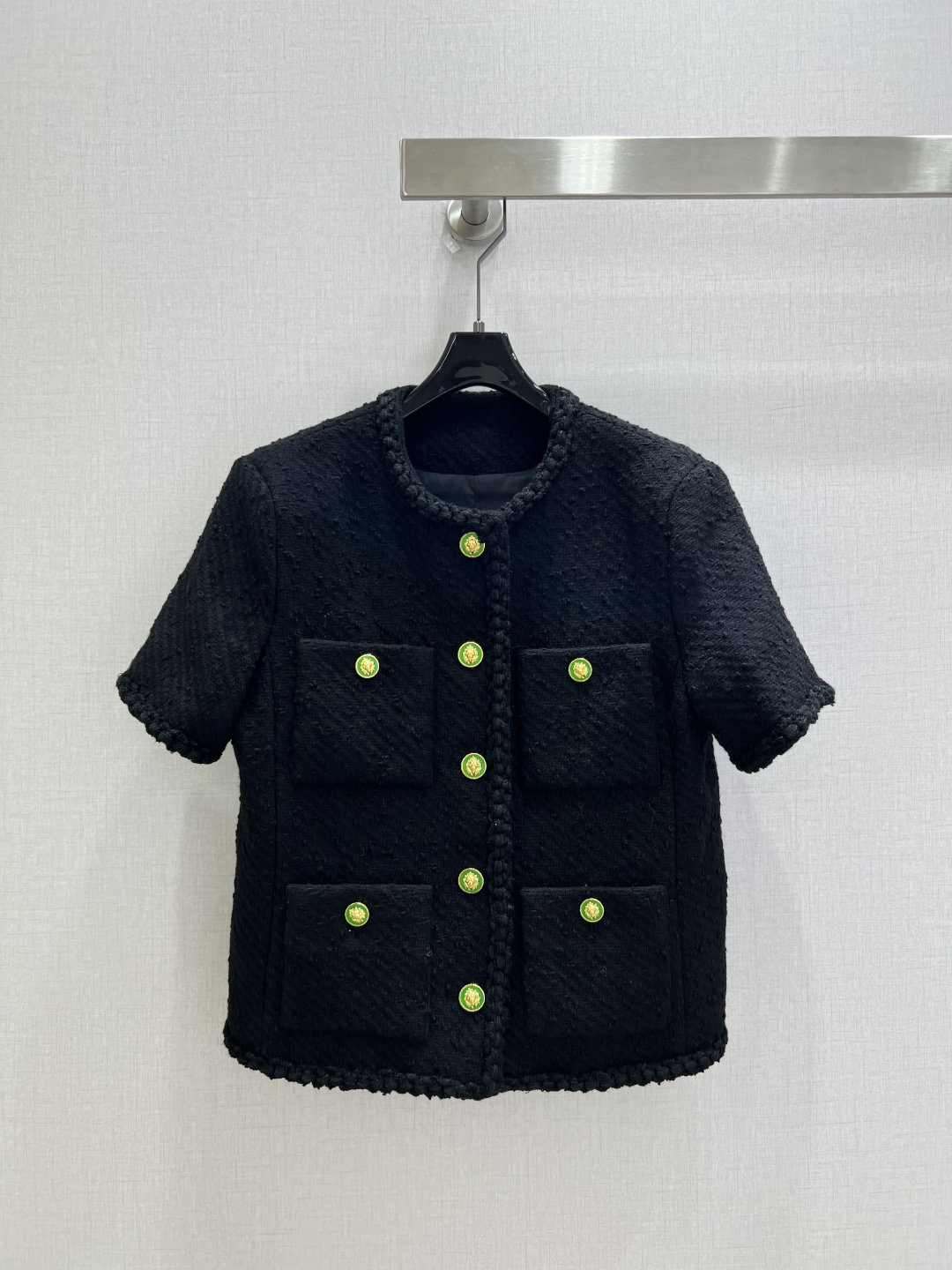 NO:948954,Highly recommended 26 spring and summer new style. Tweed short-sleeved jacket. Classic black Xiaoxiang short-sleeved jacket. Calm black tweed fabric. Full of texture and high-end matte texture. Round neck design is simple and elegant. Hand-woven lace surrounds the placket and hem. Full of exquisite details. Retro embossed gold buttons embellish the body. Symmetrical multi-pocket design. Short tailoring cleverly raises the waistline to optimize body proportions. The short-sleeved style is suitable for spring and summer. No matter the age or occasion.  Easy to hold for commuting and dating. You can wear one piece to look elegant. One color. SML code. High quality, jackets & coats, T-shirts.19860909强烈推荐 26春夏新款 捆边粗呢短袖外套 经典黑色小香短袖外套沉稳黑色粗花呢面料 肌理感满满自带高级哑光质感 圆领设计简约大气 手工编织花边沿着门襟与下摆环绕 精致细节拉满 复古浮雕金色纽扣点缀衣身 搭配对称多口袋设计 短款剪裁巧妙拉高腰线 优化身材比例 短袖款式适配春夏 不挑年龄不挑场合 通勤、约会轻松hold住 一件就能穿出优雅千金气质 一个色 SML码 高品质,,jackets & coats,T-shirt,,Women's clothing