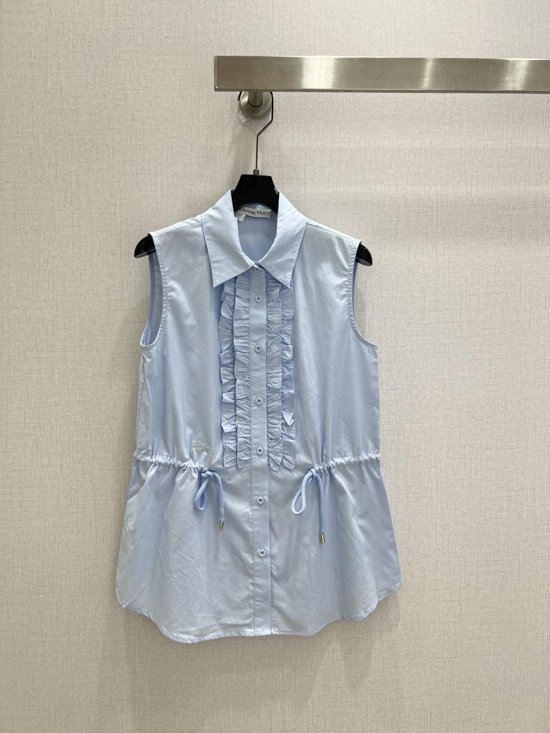 NO:948974,Highly recommended 26 spring and summer new style, fungus embroidered drawstring sleeveless shirt, made of pure cotton, light and breathable, super comfortable to wear in summer!  The sleeveless + drawstring waist design modifies the waistline and is very flexible, and the fungus details make the whole body more layered. The loose fit is not flattering on your figure, and can be easily used for commuting, dating, and daily life. Pair it with jeans, white pants or a black skirt, and you can switch styles casually. It is a must-have and versatile item for your summer wardrobe!  Two colors SML code high quality,skirts,jeans,shirts,19860909强烈推荐 26春夏新款 木耳边刺绣抽绳无袖衬衫 采用纯棉材质,轻薄透气,夏天穿超舒服！无袖+抽绳收腰设计,修饰腰线又很灵活,木耳边细节让整体更有层次感.宽松版型不挑身材,通勤、约会、日常都能轻松驾驭.搭配牛仔裤、白裤或黑裙,随性切换风格,是夏季衣橱必备百搭单品！两个色 SML码 高品质,,skirts,jeans,shirts,,Women's clothing