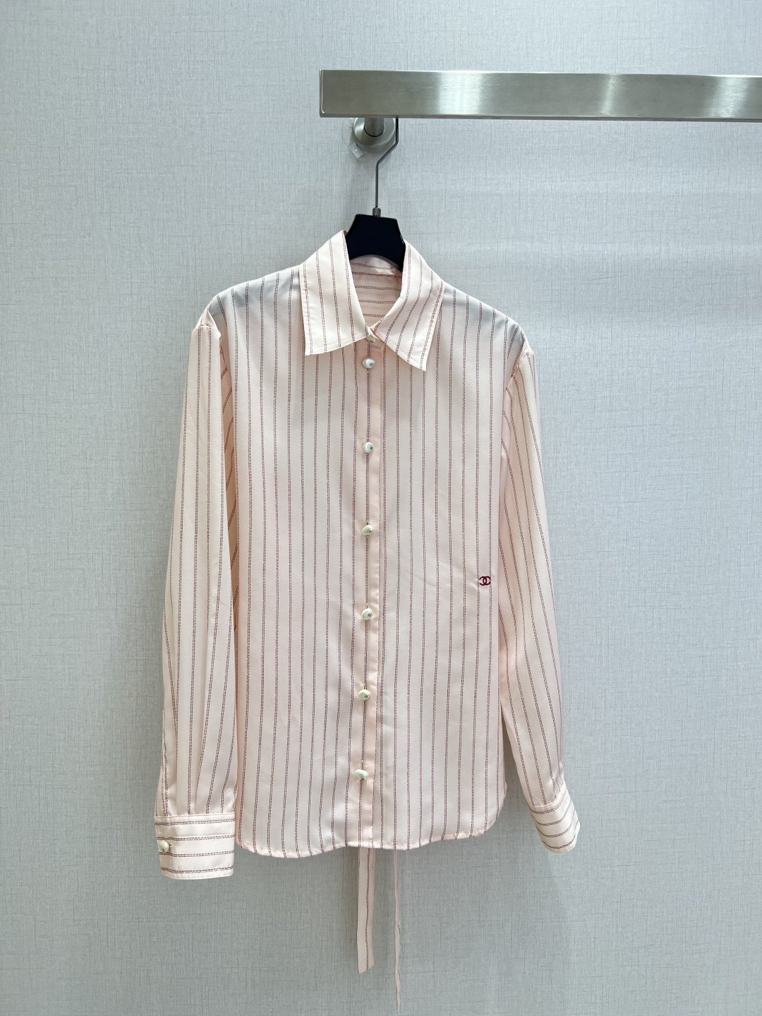NO:948964,Highly recommended 26 spring and summer new striped embroidered shirt. Gentle atmosphere ceiling light pink striped shirt. Light pink base with thin vertical stripes. Soft and elegant. Easily modify the body shape. Visually elongate the lines. Clean lapels are classic and attractive. Back strap design can be adjusted at will. Suitable for daily commuting and leisure travel. The body is low-key embellished with red small label embroidery. It is decorated with irregular buttons. The sense of sophistication is hidden in the details. Simple but not monotonous. The fabric is soft and skin-friendly, breathable and comfortable.  Refreshing and elegant when worn alone, eliminating dullness, gentle and age-reducing, easy to handle and effortless high-end, one color, SML code, high quality, shirts,19860909强烈推荐 26春夏新款 条纹刺绣衬衫 温柔氛围感天花板浅粉条纹衬衫 淡粉色基底搭配细竖条纹 柔和又显气色 轻松修饰身形 视觉上拉长线条 利落翻领经典耐看 后背绑带设计 可以随意调节松紧 日常通勤、休闲出行都适配 衣身低调点缀红色小标刺绣 搭配不规则钮扣装饰点缀 精致感藏于细节 简约却不会单调 面料柔和亲肤 透气舒适 单穿清爽大方 褪去沉闷 温柔又减龄 轻松拿捏不费力的高级感 一个色 SML码 高品质,,shirts,,Women's clothing