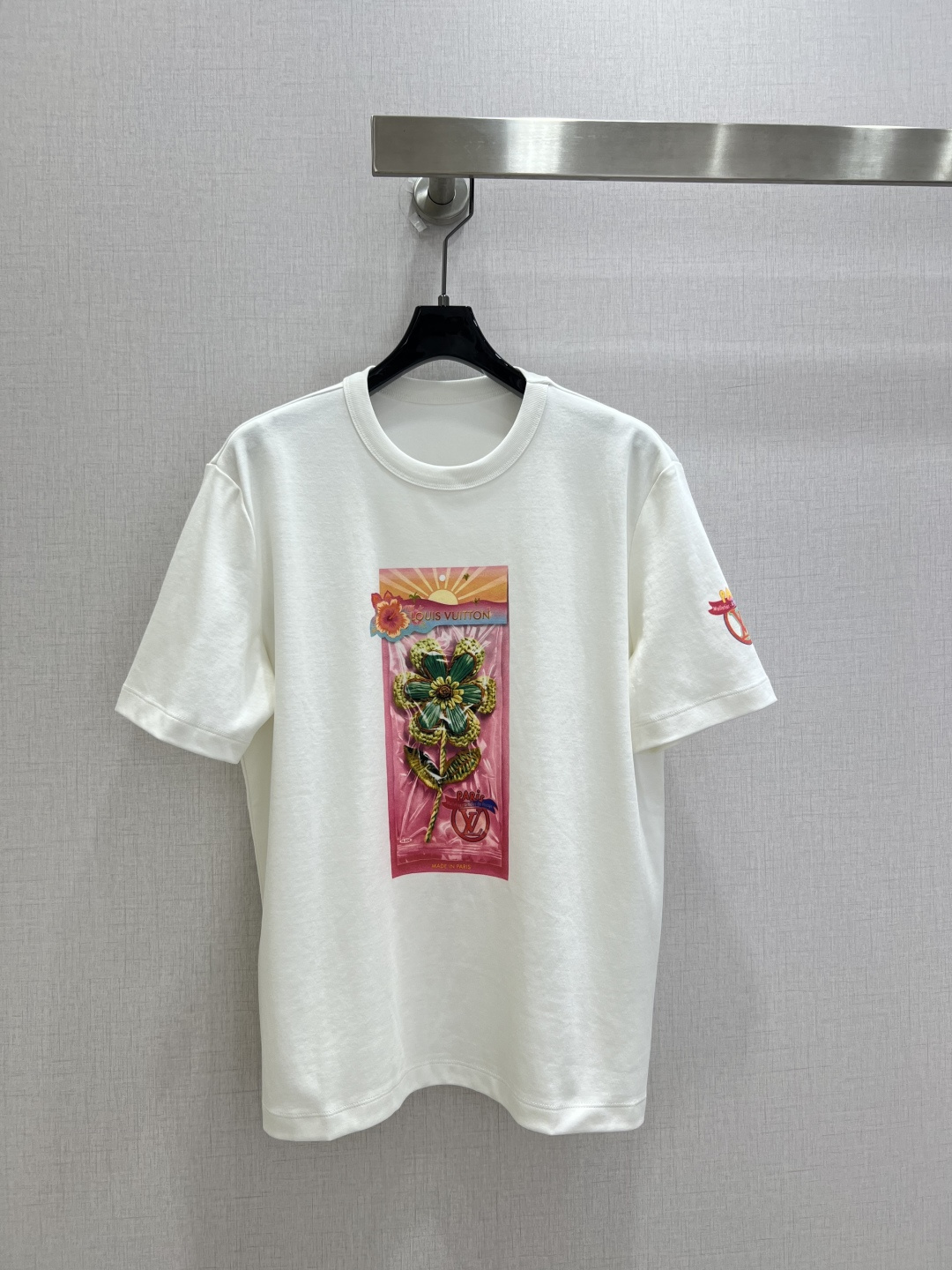 NO:948947,Highly recommended 26 spring and summer new style bagged floral print short-sleeved T-shirt. High weight cotton fabric, loose round neck style; bagged artistic flower color printing on the front chest, fun and trendy, cuffs with color printed logo, lively and eye-catching colors, casual and age-reducing, spring and summer atmosphere item. One color SML code, high quality, T-shirt, tees, t-shirt,19860909强烈推荐 26春夏新款 袋装花卉印花短袖T恤 高克重棉质面料,宽松圆领版型；前胸袋装艺术花朵彩色印花,趣味潮流,袖口配套彩色印花标识,色彩活泼亮眼,休闲减龄,春夏氛围感单品 一个色 SML码 高品质,,T-shirt,tees，t-shirt,,Women's clothing