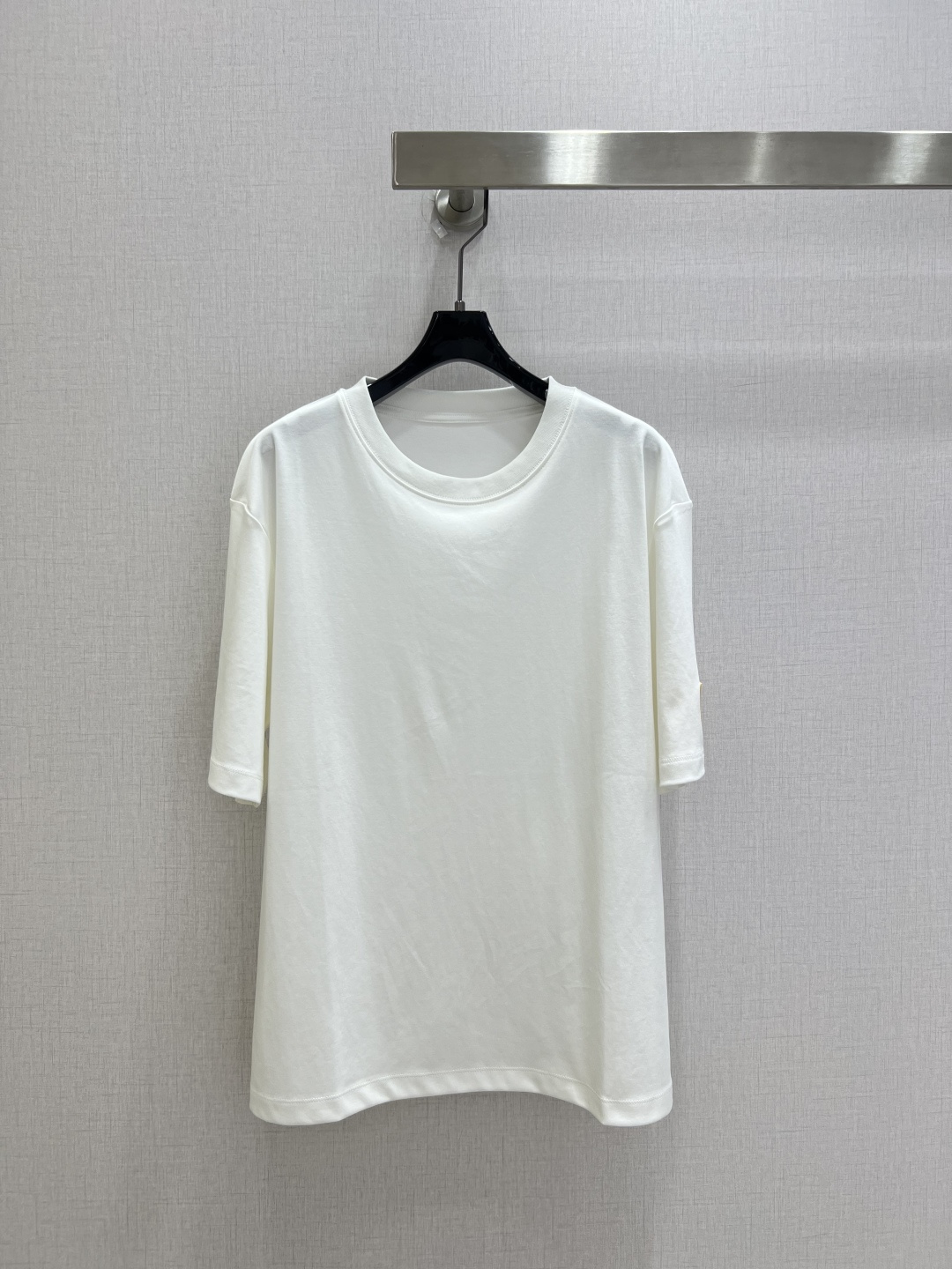 NO:948987,Highly recommended 26 spring and summer new style short-sleeved T-shirt with cloth label on cuffs. High-count combed cotton fabric, off-white basic solid color, loose shoulder round neck version; yellow woven label on the side of the cuffs with embroidered letter logo, minimalist and low-key, loose and slim fit, versatile for daily use and no choice in style. One color SML code, high quality, T-shirt, tees, t-shirt,19860909强烈推荐 26春夏新款 袖口布标短袖T恤 高支精梳棉面料,米白基础纯色,宽松落肩圆领版型；袖口侧边黄色织唛布标刺绣字母标识,极简低调,版型松弛显瘦,日常百搭不挑穿搭风格 一个色 SML码 高品质,,T-shirt,tees，t-shirt,,Women's clothing