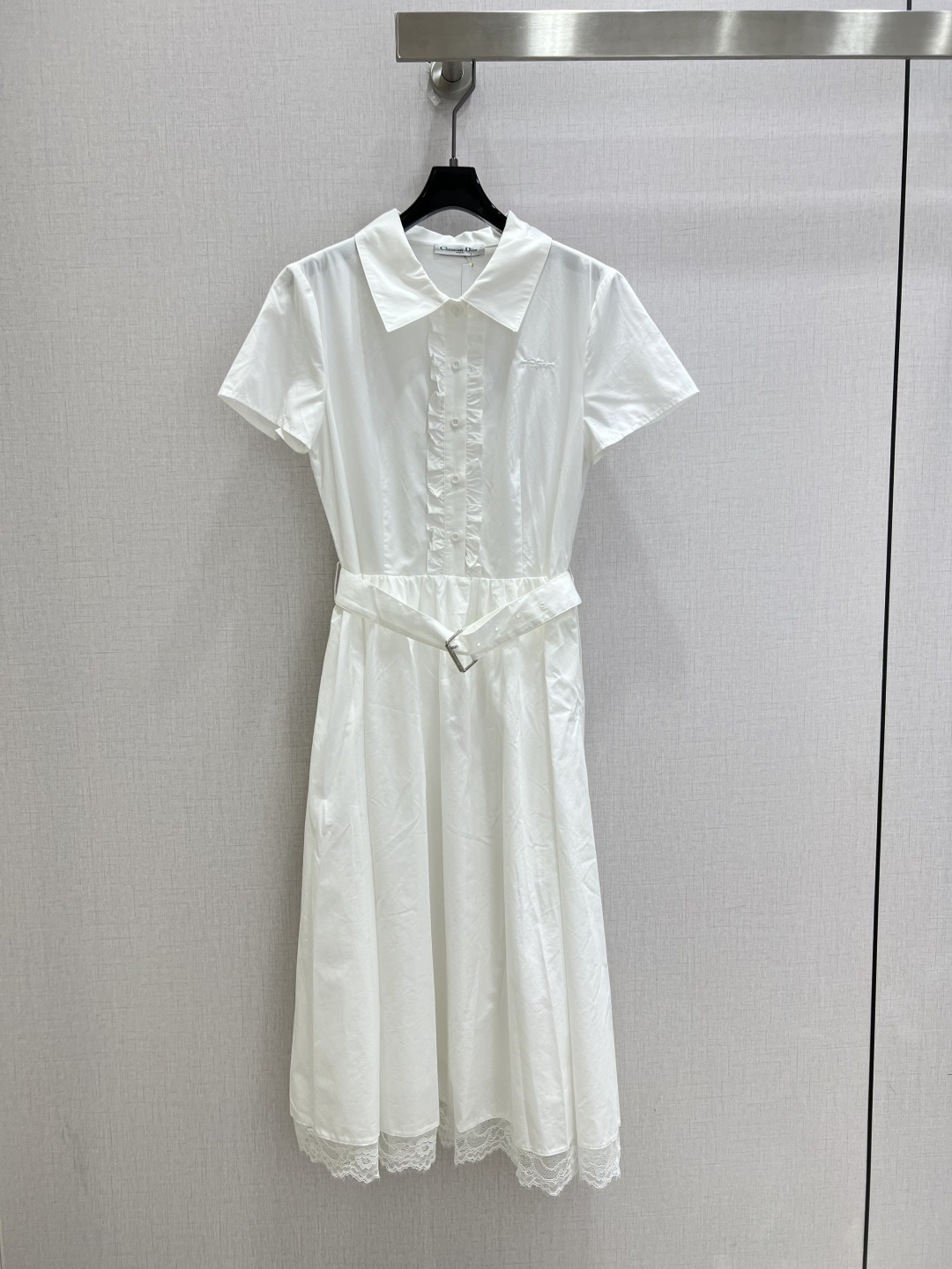 NO:949032,Highly recommended 26 spring and summer new style short-sleeved dress with fungus edge and lace belt. Made of cotton fabric, breathable and comfortable, perfect for spring and summer!  The lapel + short sleeve design is simple and elegant. The placket pleat details are very delicate. The waist is adjustable and the belt can easily outline the body curve. The lace edge of the skirt adds a sense of femininity. It can be easily controlled for daily commuting, dating, and outings. Pair it with sandals or Mary Jane shoes for a fresh and elegant atmosphere!  Two colors SML code high quality,sandals,mary jane,skirts,T-shirt,19860909强烈推荐 26春夏新款 木耳边拼蕾丝腰带短袖连衣裙 采用棉质面料,透气舒适,春夏穿超合适！翻领+短袖设计,简约大方,门襟褶皱细节很精致腰部可调节腰带,轻松勾勒身材曲线,裙摆蕾丝边增添柔美感～日常通勤、约会、郊游都能轻松驾驭,搭配凉鞋或玛丽珍鞋,清新优雅氛围感满分！两个色 SML码 高品质,,sandals,mary jane,skirts,T-shirt,,Women's clothing