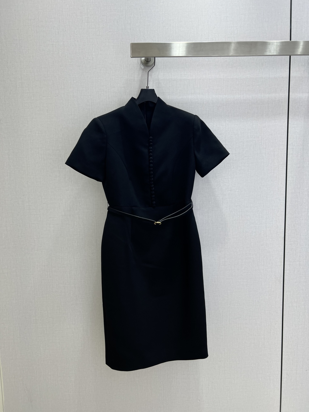 NO:952077,Highly recommended 26 early autumn new style, short-sleeved dress with stand-up collar and buckle belt, V-shaped small stand-up collar design, placket arranged with cloth buttons of the same color, short sleeves cut neatly and smartly, with a thin metal belt to tighten the waistline, straight mid-length skirt to modify the figure, the fabric is crisp and smooth, dignified and elegant, suitable for commuting, banquets, and formal occasions. One color SMLXL code, high quality, skirts, T-shirt,19860909强烈推荐 26早秋新款 立领盘扣腰带短袖连衣裙 V型小立领设计,门襟排列同色系包布扣,短袖剪裁利落干练,搭配细款金属腰带收紧腰线,直筒中长裙型修饰身形,面料挺括垂顺,端庄大气,适合通勤、宴会、正式场合穿着 一个色 SMLXL码 高品质,,skirts,T-shirt,,Women's clothing