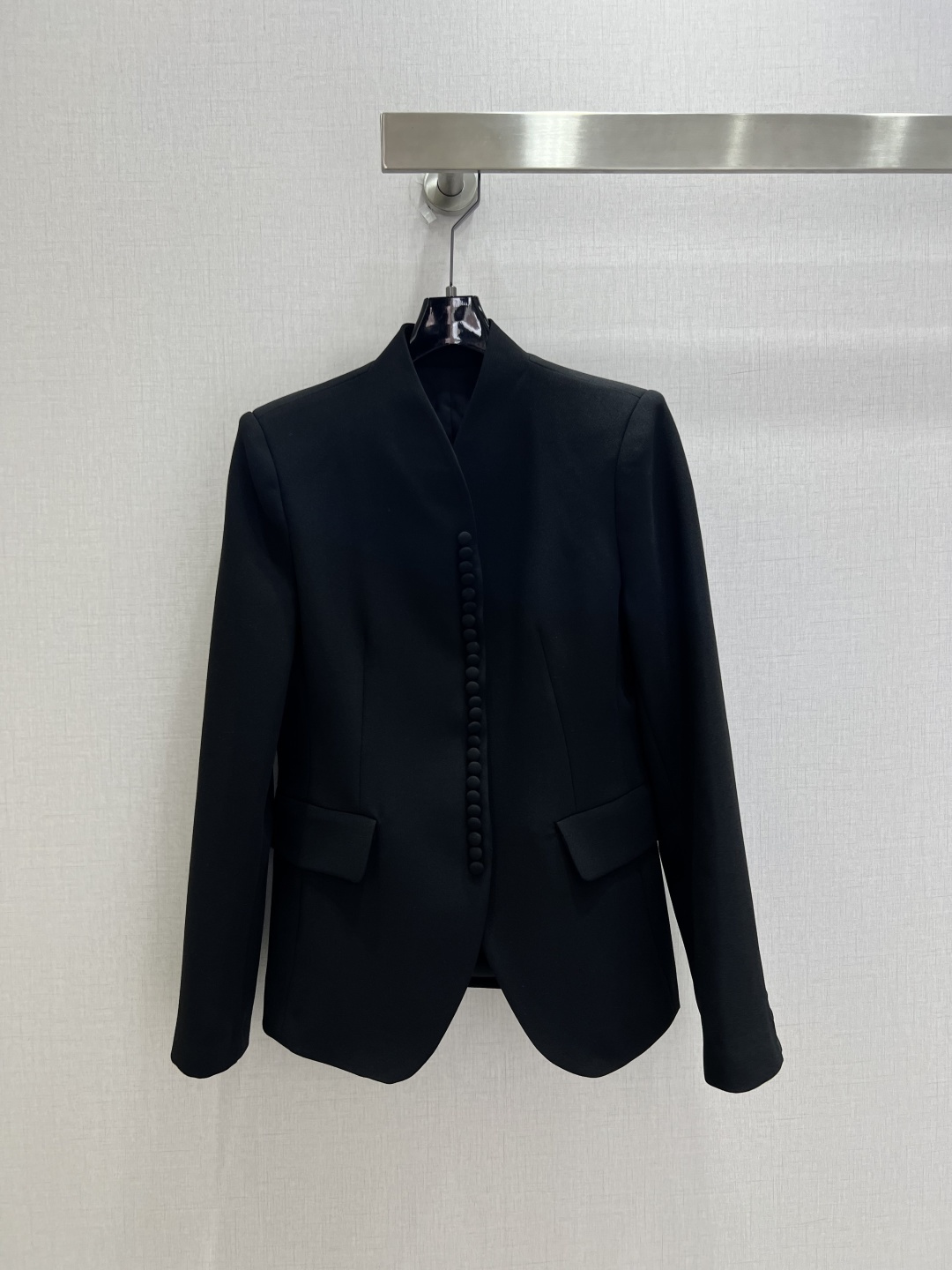 NO:952101,Highly recommended for early autumn 26, the stand-up buttoned suit jacket has a collarless V-shaped stand-up collar and a row of cloth-covered buttons on the placket, giving it a sense of oriental elegance. Slightly padded shoulders modify the shoulder shape, and the waist cut outlines the curvature of the waist. The curved hem optimizes the proportions, and is embellished with patch pockets on both sides. The fabric is stiff and stylish. Suitable for commuting and banquets. Two colors. SMLXL code. High quality, jackets & coats, business suit,19860909强烈推荐 26早秋新款 立领盘扣西装外套 无领V型立领剪裁,门襟一排同色系包布扣设计,自带东方雅致氛围感.微垫肩修饰肩型,收腰剪裁勾勒腰身弧度,弧形下摆优化比例,双侧贴袋点缀,面料挺括有型 通勤宴会都适配 两个色 SMLXL码 高品质,,jackets & coats,business suit,,Women's clothing