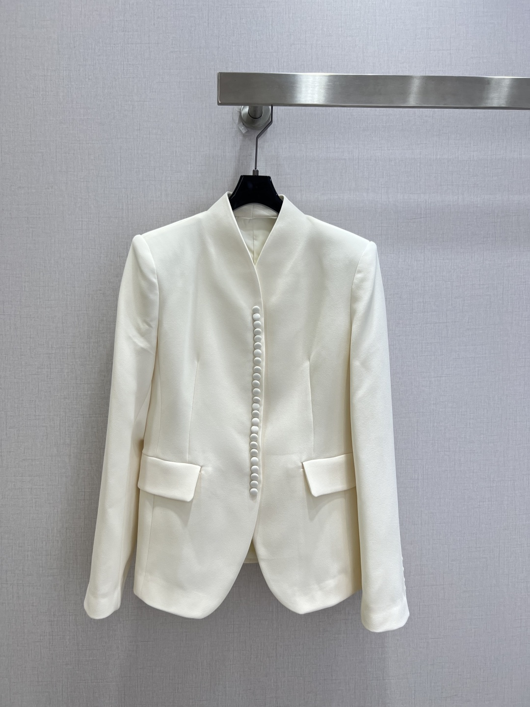 NO:952127,Highly recommended for early autumn 26, the stand-up buttoned suit jacket has a collarless V-shaped stand-up collar and a row of cloth-covered buttons on the placket, giving it a sense of oriental elegance. Slightly padded shoulders modify the shoulder shape, and the waist cut outlines the curvature of the waist. The curved hem optimizes the proportions, and is embellished with patch pockets on both sides. The fabric is stiff and stylish. Suitable for commuting and banquets. Two colors. SMLXL code. High quality, jackets & coats, business suit,19860909强烈推荐 26早秋新款 立领盘扣西装外套 无领V型立领剪裁,门襟一排同色系包布扣设计,自带东方雅致氛围感.微垫肩修饰肩型,收腰剪裁勾勒腰身弧度,弧形下摆优化比例,双侧贴袋点缀,面料挺括有型 通勤宴会都适配 两个色 SMLXL码 高品质,,jackets & coats,business suit,,Women's clothing