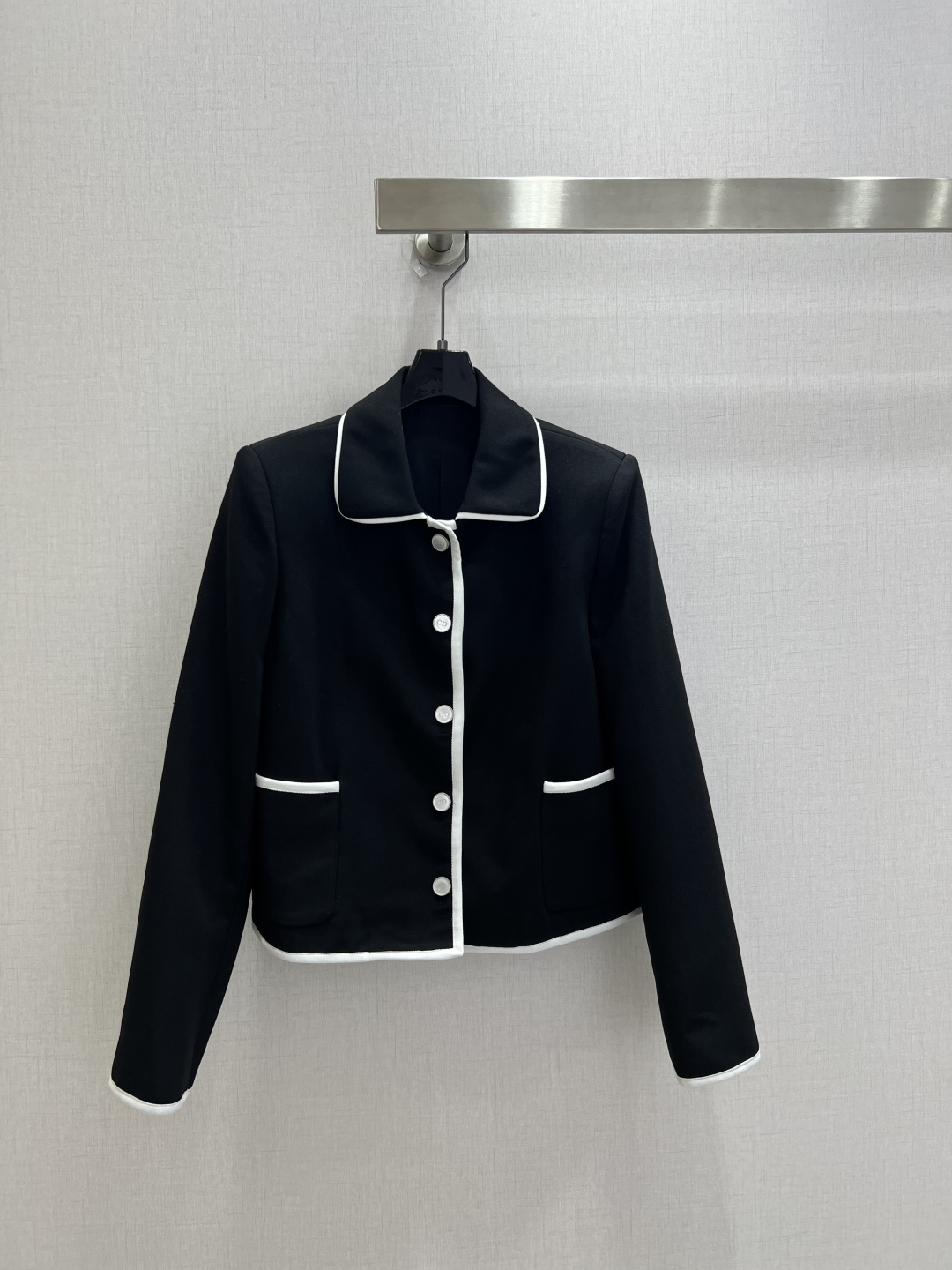 NO:952174,Highly recommended 26 early autumn new style, contrasting white edge doll collar jacket, classic black bottom with white edge contrast design, doll collar softly modifies the neck line, single row of round button closure, double side pockets are both beautiful and practical, short cut to raise the waistline, the fabric is crisp and stylish, the version is simple and elegant, easy to control in daily commuting. One color SMLXL code, high quality, jackets & coats,19860909强烈推荐 26早秋新款 撞色白边娃娃领外套 经典黑底搭配白色包边撞色设计,娃娃领柔和修饰颈部线条,单排圆形纽扣开合,双侧口袋兼顾美观实用性,短款剪裁拉高腰线,面料挺括有型,版型简约大气,通勤日常都可轻松驾驭 一个色 SMLXL码 高品质,,jackets & coats,,Women's clothing