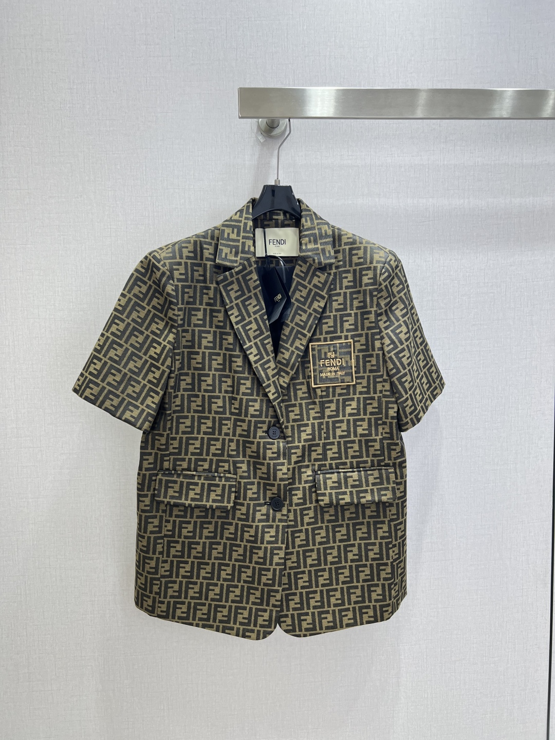 NO:952012,Highly recommended 26 spring and summer new style presbyopic short-sleeved suit jacket. The whole body double F presbyopic print is full of light luxury. The pockets are decorated with checkered letter logo embroidery. Customized logo button matching. Small slit design at the back. The version is wide and the trousers are full of rustle. One color SML code. High quality, jackets & coats, T-shirt, business suit,19860909强烈推荐 26春夏新款 老花短袖西装外套 通体双F老花印花轻奢感十足 口袋处做方格字母logo刺绣点缀装饰 定制logo纽扣搭配 后片处做小开衩设计 版型挺阔裤飒十足 一个色 SML码 高品质,,jackets & coats,T-shirt,business suit,,Women's clothing