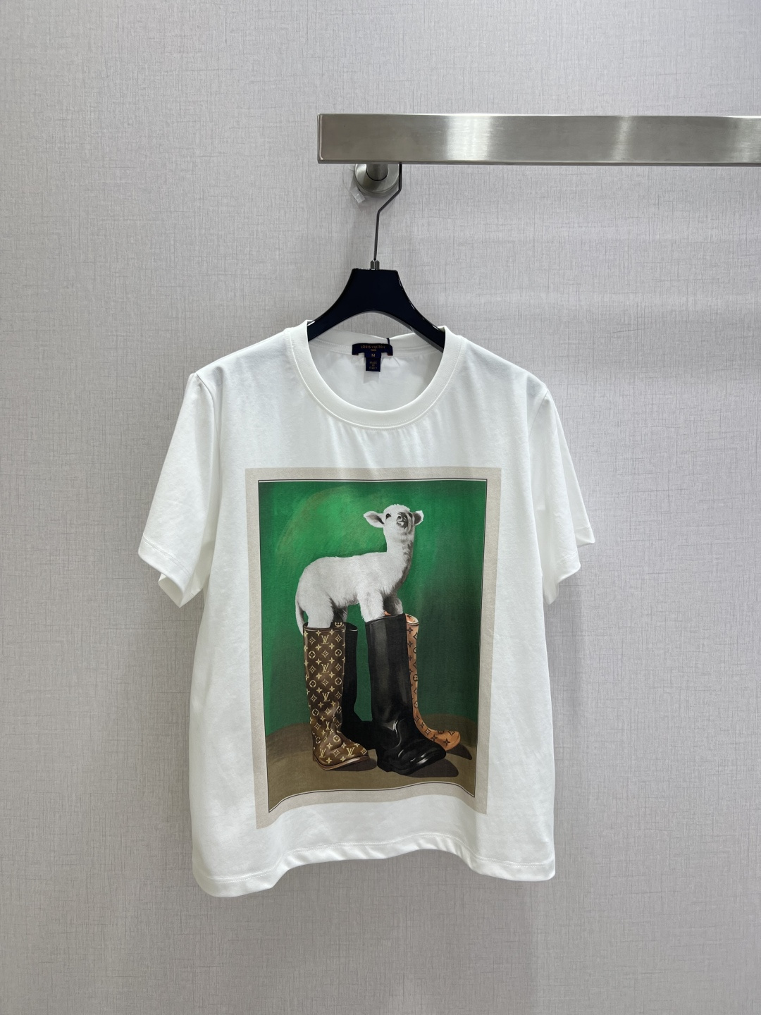 NO:952129,Highly recommended 26 spring and summer new pattern printed short-sleeved T-shirts, high-end fabrics and versatile versions!  Whoever wears it knows how comfortable it feels on the upper body!  The classic colors are all elegant and high-end. One color SML code, high quality, T-shirt, tees, t-shirt,19860909强烈推荐 26春夏新款 图案印花短袖T恤 高订面料百搭版型 ！上身的触感谁穿谁知道的舒服！经典颜色都是气质又高级 一个色 SML码 高品质,,T-shirt,tees，t-shirt,,Women's clothing