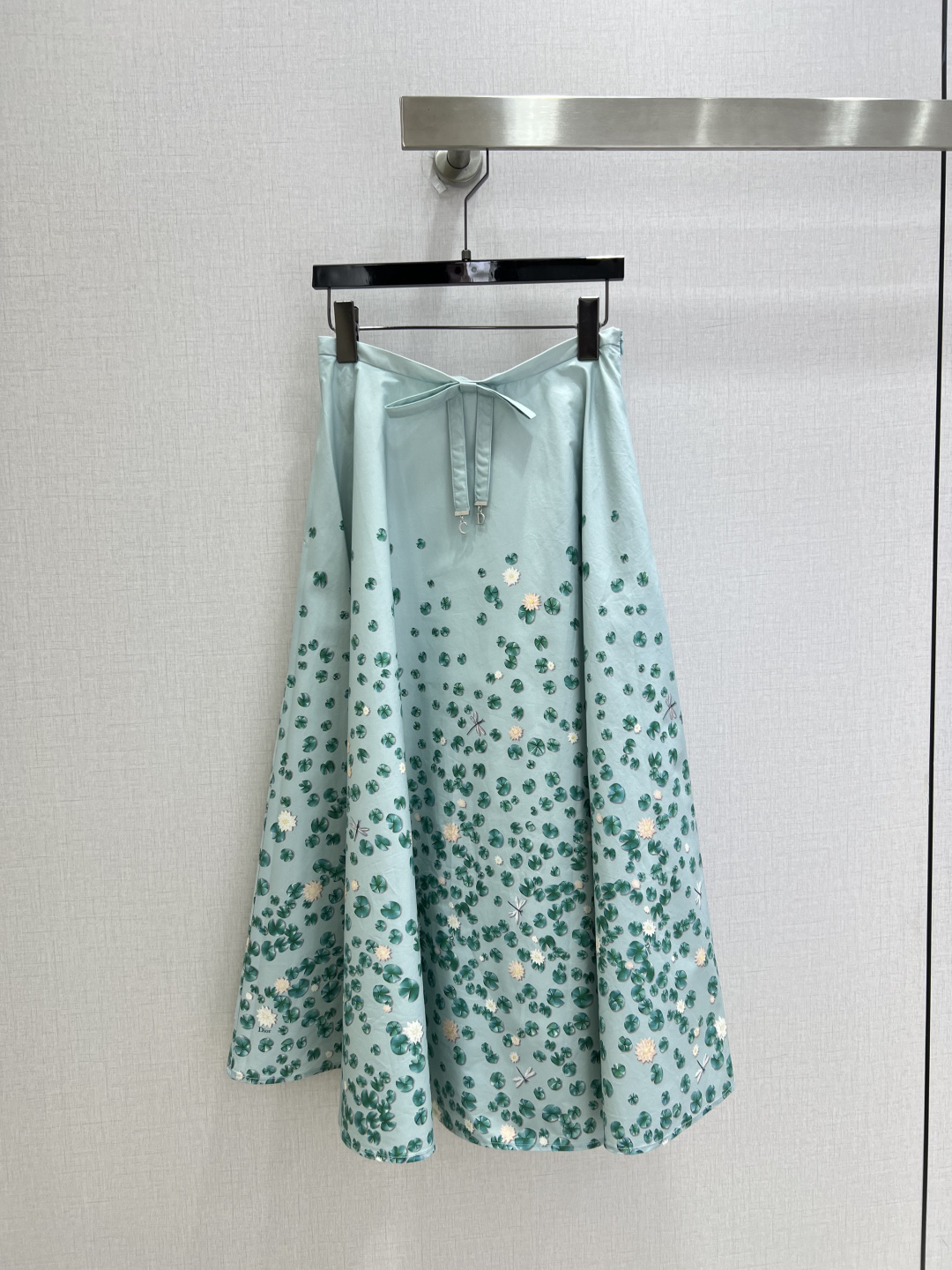 NO:953439,Highly recommended for early autumn 26, long skirt with lotus leaf print and bow. Light mint background with lotus leaf, dragonfly and small flower combination prints. The waist is matched with a bow tie of the same color, and metal buckles are used as details. High waist and large A-line hem tailoring, drapey fabric, stretch and elegant skirt, modify the hip and wide legs, full of fresh summer atmosphere. One color, SMLXL code, high quality,,skirts,19860909强烈推荐 26早秋新款 荷叶印花蝴蝶结长半裙 浅薄荷底色搭配荷叶、蜻蜓、小花组合印花,腰头搭配同色系蝴蝶结系带,金属扣作为细节点缀.高腰大A字伞摆剪裁,垂感面料,裙摆舒展飘逸,修饰胯宽腿型,满是夏日清新氛围感 一个色 SMLXL码 高品质,,skirts,,Women's clothing
