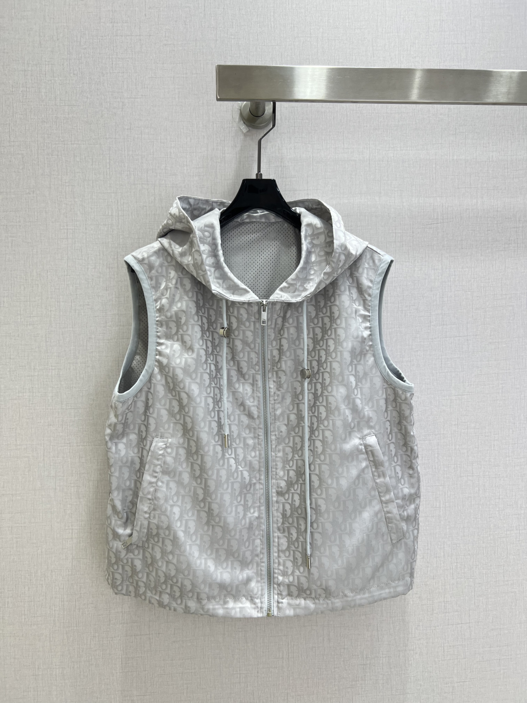 NO:953384,Highly recommended 26 early autumn new dark pattern hooded vest jacket. Light gray background color, all-over classic old flower dark pattern jacquard, with low-key texture. Hooded drawstring design, front zipper closure, side seam pocket embellishment, sleeveless loose version, light and breathable, layered to create a sense of layering, casual and light luxury. One color SMLXL code, high quality,, jackets & coats, hats,19860909强烈推荐 26早秋新款 暗纹连帽马甲外套 浅灰调底色,通体经典老花暗纹提花,自带低调肌理质感.连帽抽绳设计,前襟拉链开合,侧缝口袋点缀,无袖宽松版型,轻薄透气,叠穿打造层次感,休闲又兼具轻奢调性 一个色 SMLXL码 高品质,,jackets & coats,hats,,Women's clothing