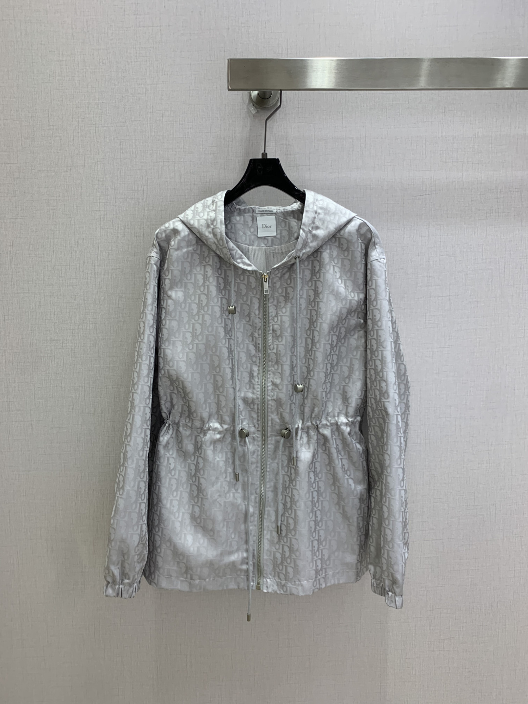 NO:954708,Highly recommended 26 spring and summer new style dark pattern hooded drawstring jacket. Light gray tone all-over old flower dark pattern jacquard fabric, hooded drawstring design, front zipper closure, adjustable drawstring at the waist, can tighten and shape the waistline, elastic cuffs, mid-length body, the version can be loosened or contracted, with both casual and feminine lines, light fabric suitable for spring and summer. One color SML code, high quality, jackets & coats, hats,19860909强烈推荐 26春夏新款 暗纹连帽抽绳外套 浅灰调通体老花暗纹提花面料,连帽抽绳设计,前襟拉链开合,腰部可调节抽绳,能够收紧塑造腰线,松紧袖口,中长款衣身,版型可松可收,兼具休闲感与女性线条,轻薄面料适合春夏 一个色 SML码 高品质,,jackets & coats,hats,,Women's clothing
