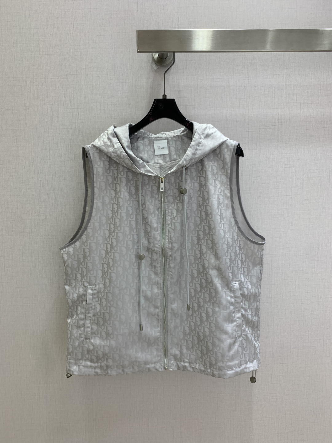 NO:954665,Highly recommended 26 spring and summer new dark pattern hooded vest jacket. Made of light gray all-over presbyopic dark pattern jacquard fabric. The hood is equipped with an adjustable drawstring, front zipper opening and closing, sleeveless and loose fit. The fabric is light and smooth, with a strong sense of casual relaxation. It is suitable for layering in spring and summer. It is also neat and slim when worn alone. One color SML code. High quality, jackets & coats, hats,19860909强烈推荐 26春夏新款 暗纹连帽马甲外套 浅灰调通体老花暗纹提花面料,连帽搭配可调节抽绳,前襟拉链开合,无袖宽松版型.面料轻薄顺滑,休闲松弛感强,适合春夏叠穿,单穿也利落显瘦 一个色 SML码 高品质,,jackets & coats,hats,,Women's clothing