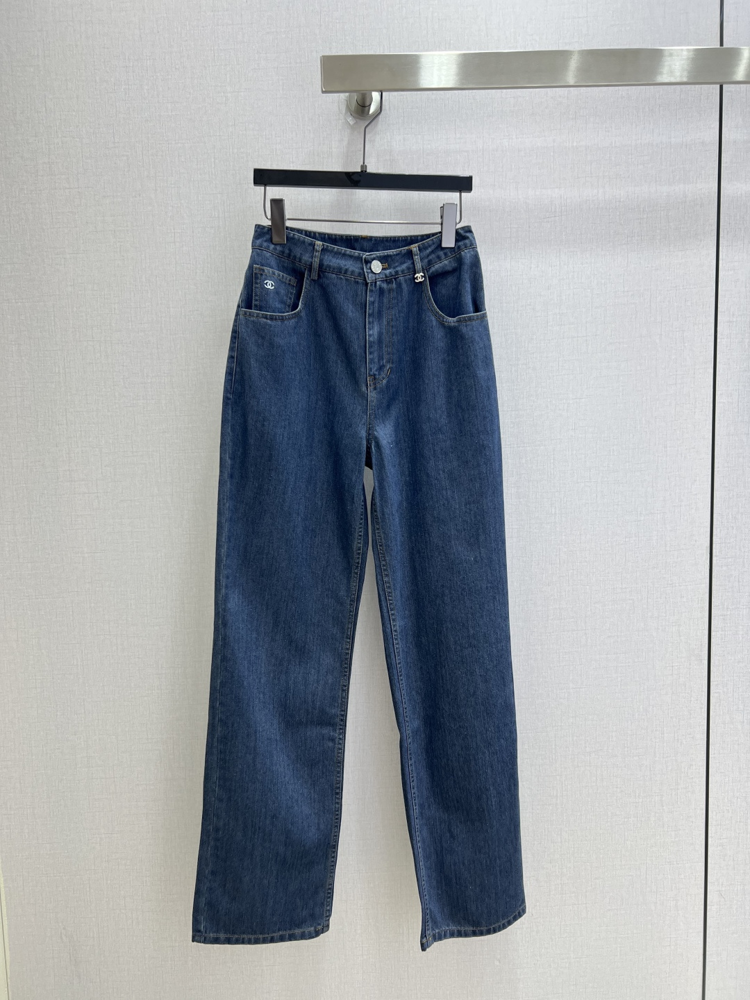 NO:957824,Highly recommended 26 spring and summer new embroidered leather brand denim trousers, high-end atmosphere, full of high-end sense of wear, innovative fabrics, light and soft, the actual product is very good!  The upper body is fashionable and versatile. One color. SMLXL code. High quality.19860909强烈推荐 26春夏新款 刺绣皮牌牛仔长裤 高级大气 满满的穿搭高级感 创新面料 轻盈柔软 实物非常赞！上身洋气百搭 一个色 SMLXL码 高品质,,,Women's clothing