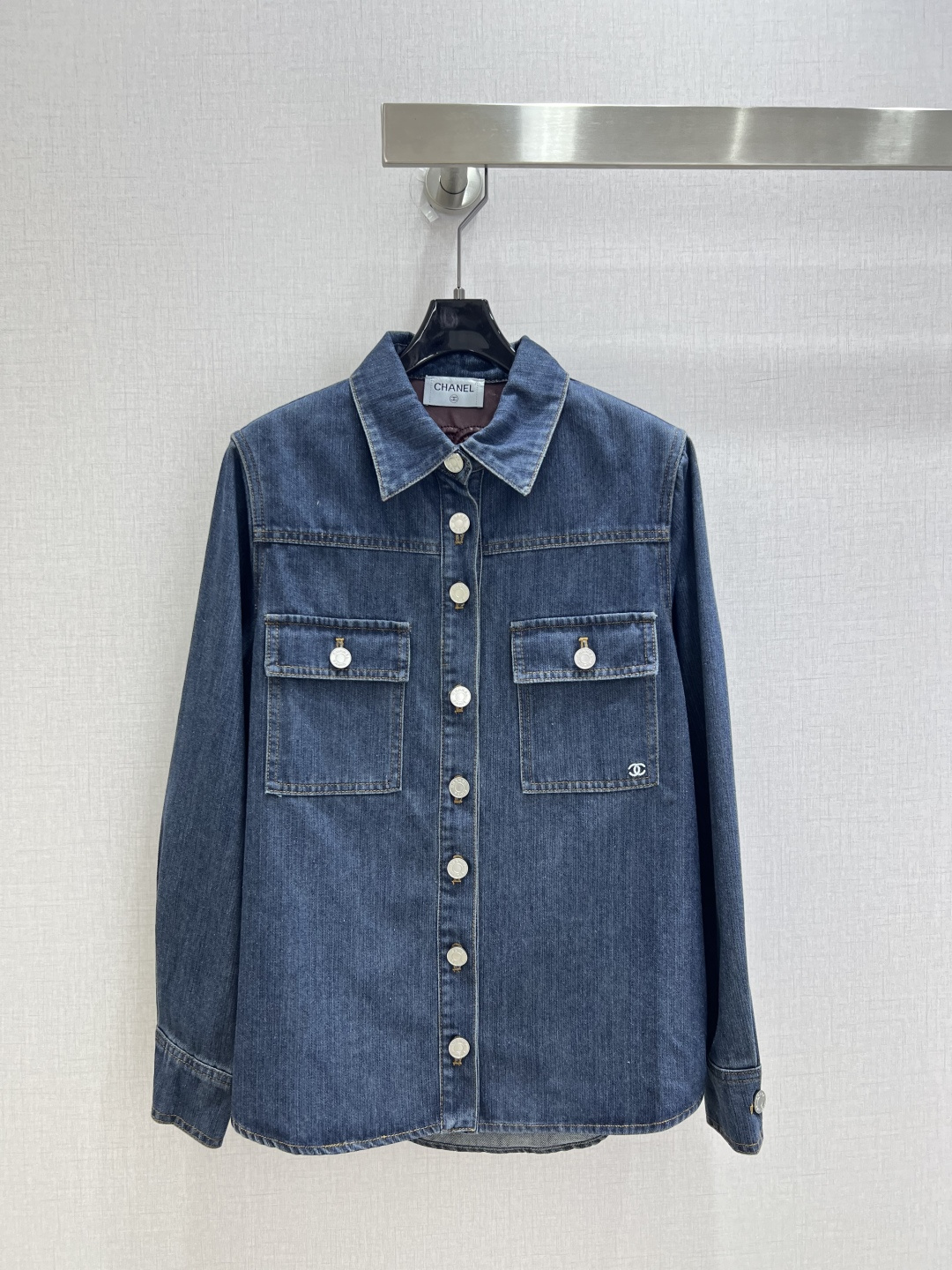 NO:957801,Highly recommended 26 spring and summer new button-down pocket denim shirt, high-end atmosphere, full of high-end sense of wear, innovative fabrics, light and soft, the actual product is very good!  The upper body is stylish and versatile, one color SML code, high quality, shirts,19860909强烈推荐 26春夏新款 排扣口袋牛仔衬衫 高级大气 满满的穿搭高级感 创新面料 轻盈柔软 实物非常赞！上身洋气百搭,一个色 SML码 高品质,,shirts,,Women's clothing