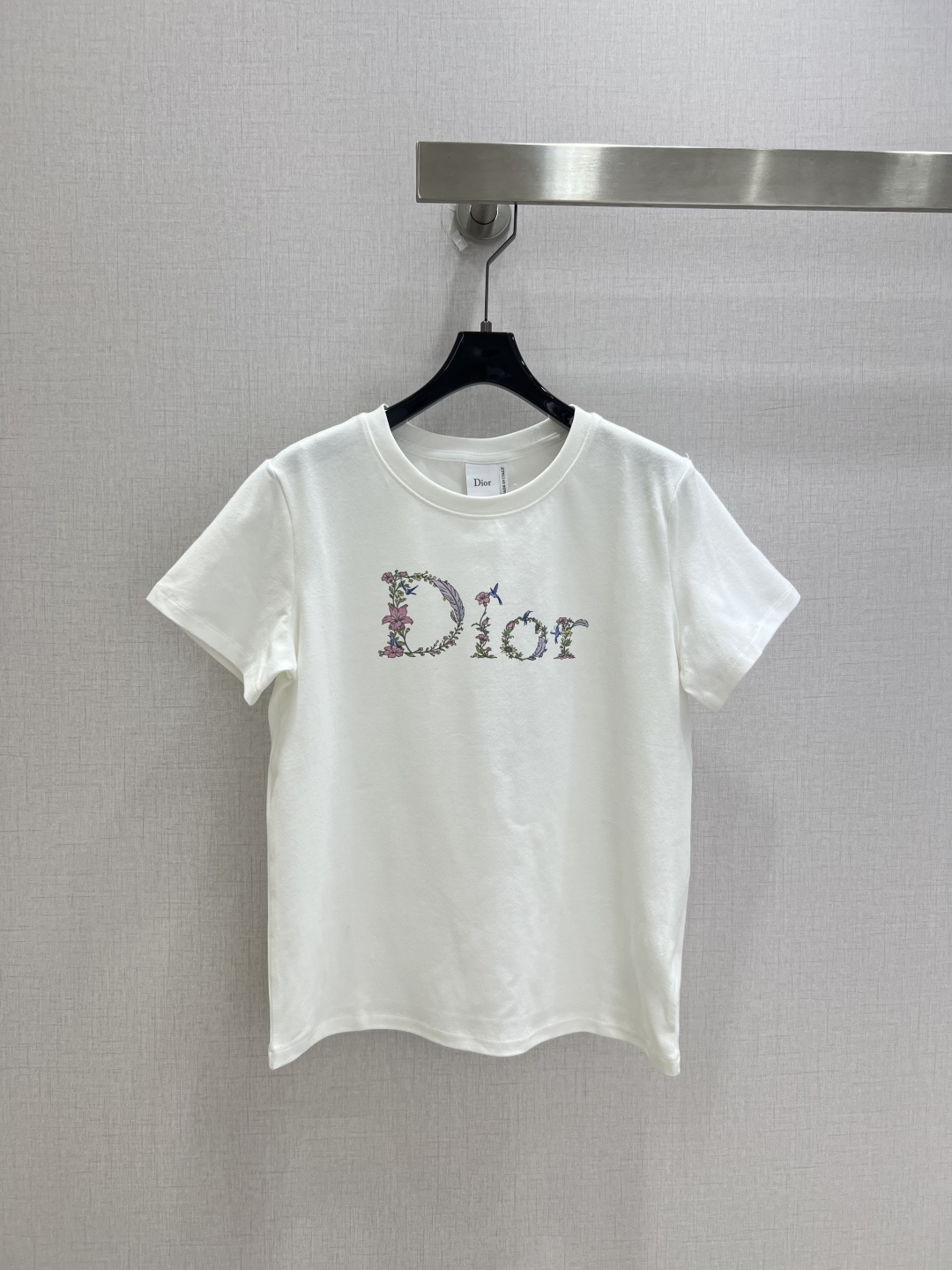 NO:957766,Highly recommended 26 spring and summer new letter flower short-sleeved T-shirt. It is very dense and feels great. It is a really hard-working one!  !  Perfect details, regular fit!  The upper body is not picky at all, it is simple and generous, and it instantly improves your temperament. Popular recommendation. One color, SML code, high quality, T-shirt, tees, t-shirt,19860909强烈推荐 26春夏新款 字母花卉短袖T恤 密度很高手感超好 真的费劲心血的一款！！细节完美 常规版型！上身完全不挑人简单大方,瞬间提升气质 爆款推荐 一个色 SML码 高品质,,T-shirt,tees，t-shirt,,Women's clothing