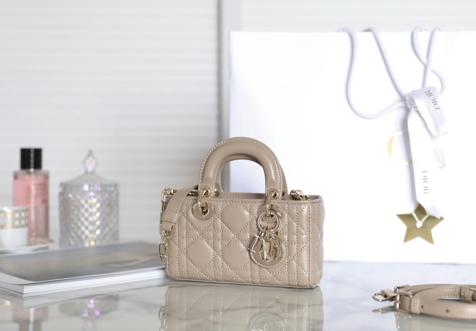 ❥ D-ᴊᴏʏVersión horizontal del Princess Diana Super Mini·DR-𝟘𝟞𝟙 El bolso LadyD-Joy resalta la cuidada estética de la …