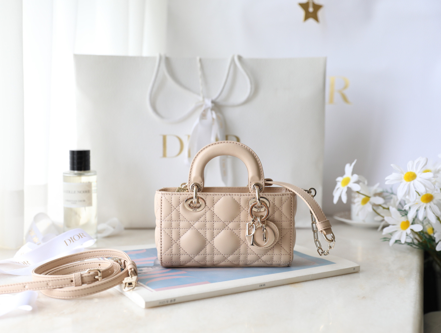 ❥ D-ᴊᴏʏVersión horizontal del Princess Diana Super Mini·DR-𝟘𝟞𝟙 El bolso LadyD-Joy resalta la cuidada estética de la …